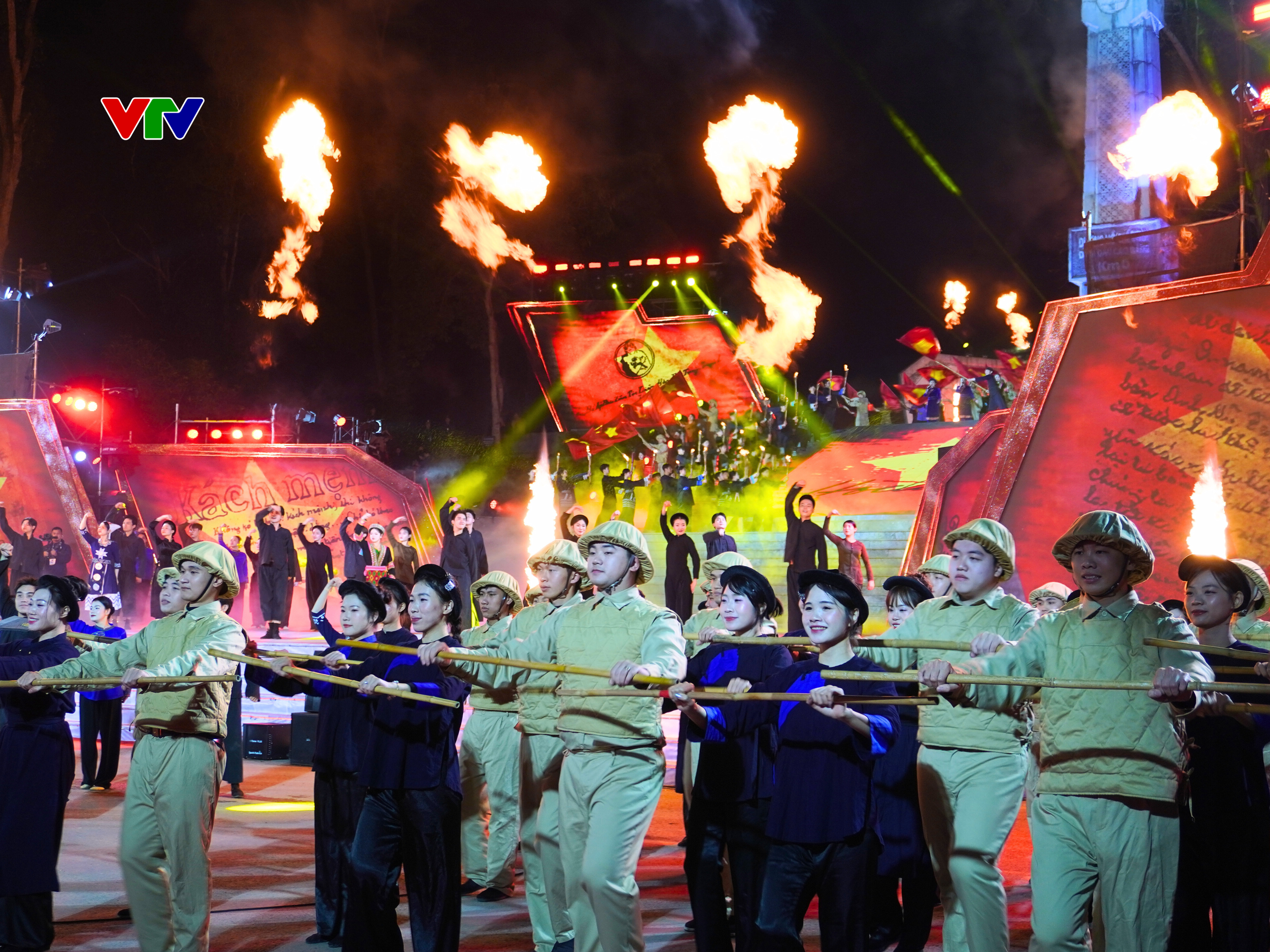 NSND Quang Thọ gây xúc động trong 'Hai tay xây dựng một sơn hà'- Ảnh 5. NSND Quang Thọ gây xúc động trong 'Hai tay xây dựng một sơn hà'- Ảnh 5.