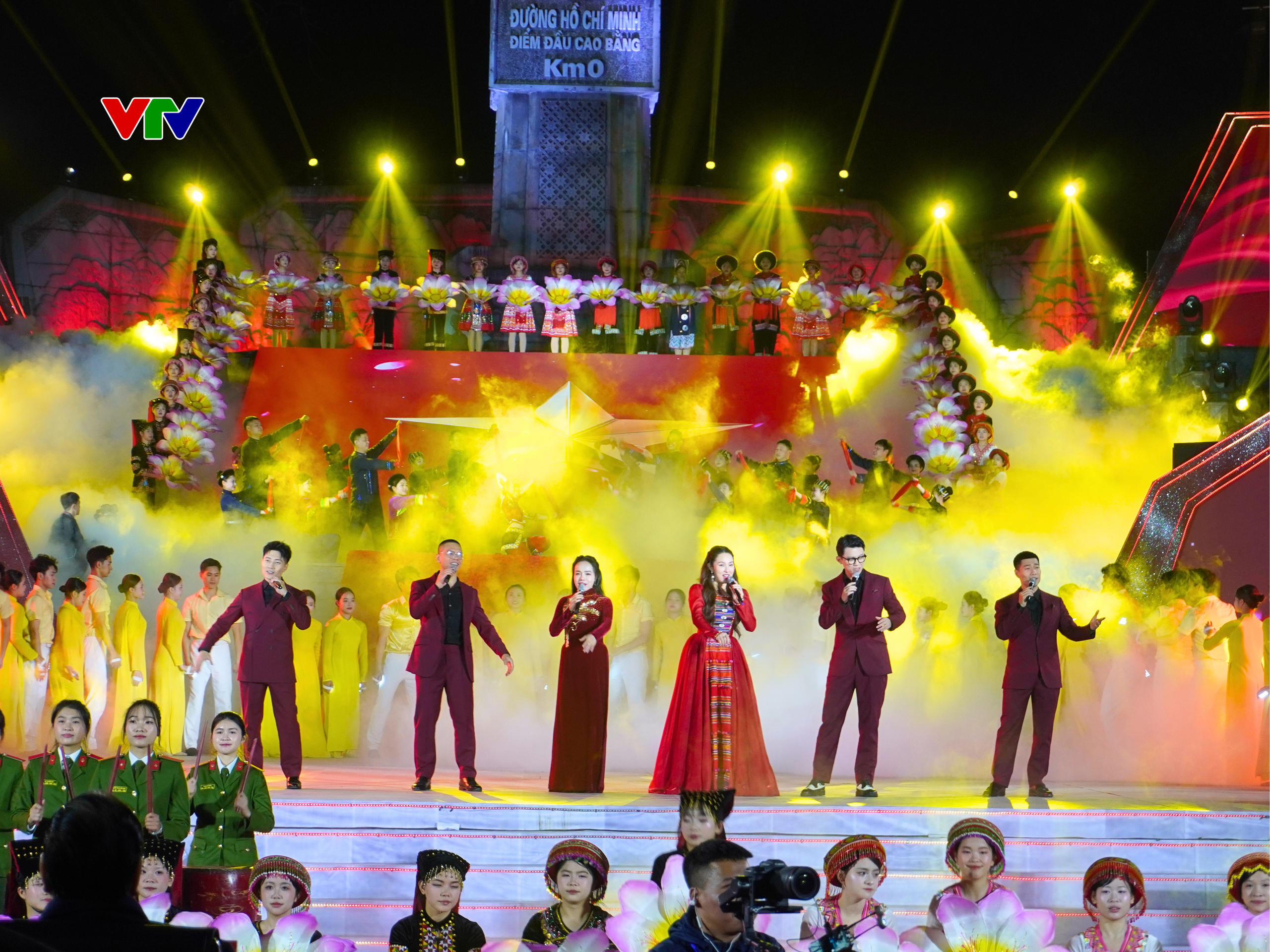 NSND Quang Thọ gây xúc động trong 'Hai tay xây dựng một sơn hà'- Ảnh 7. NSND Quang Thọ gây xúc động trong 'Hai tay xây dựng một sơn hà'- Ảnh 7.