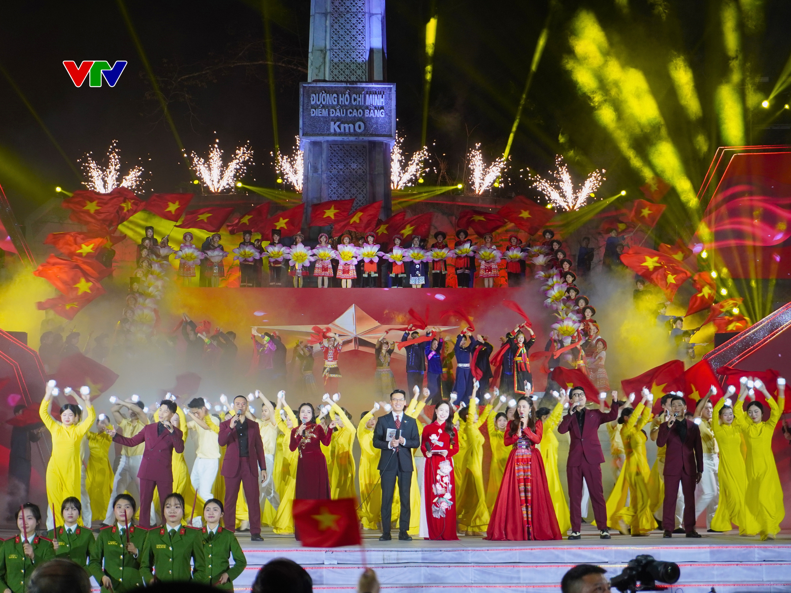 NSND Quang Thọ gây xúc động trong 'Hai tay xây dựng một sơn hà'- Ảnh 8. NSND Quang Thọ gây xúc động trong 'Hai tay xây dựng một sơn hà'- Ảnh 8.