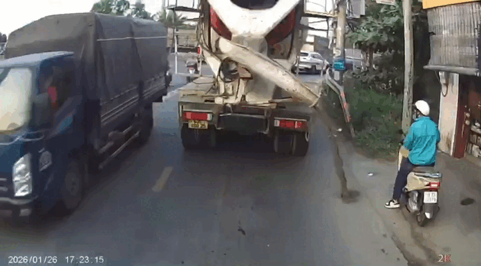 CSGT TP.HCM truy t&igrave;m t&agrave;i xế xe bồn xả chất thải xuống đường- Ảnh 1.