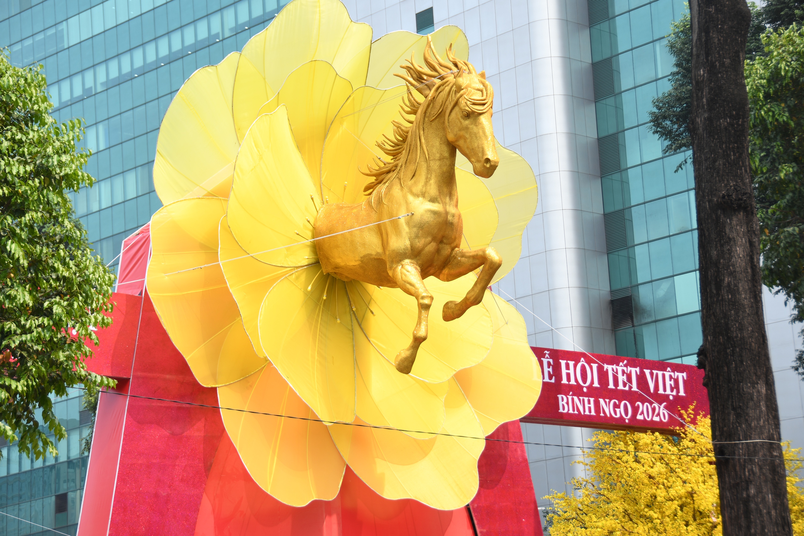 Linh vật ngựa ‘bay’ ra từ hoa mai vừa lộ diện đã ‘hot’ rần rần- Ảnh 1. Linh vật ngựa ‘bay’ ra từ hoa mai vừa lộ diện đã ‘hot’ rần rần- Ảnh 1.