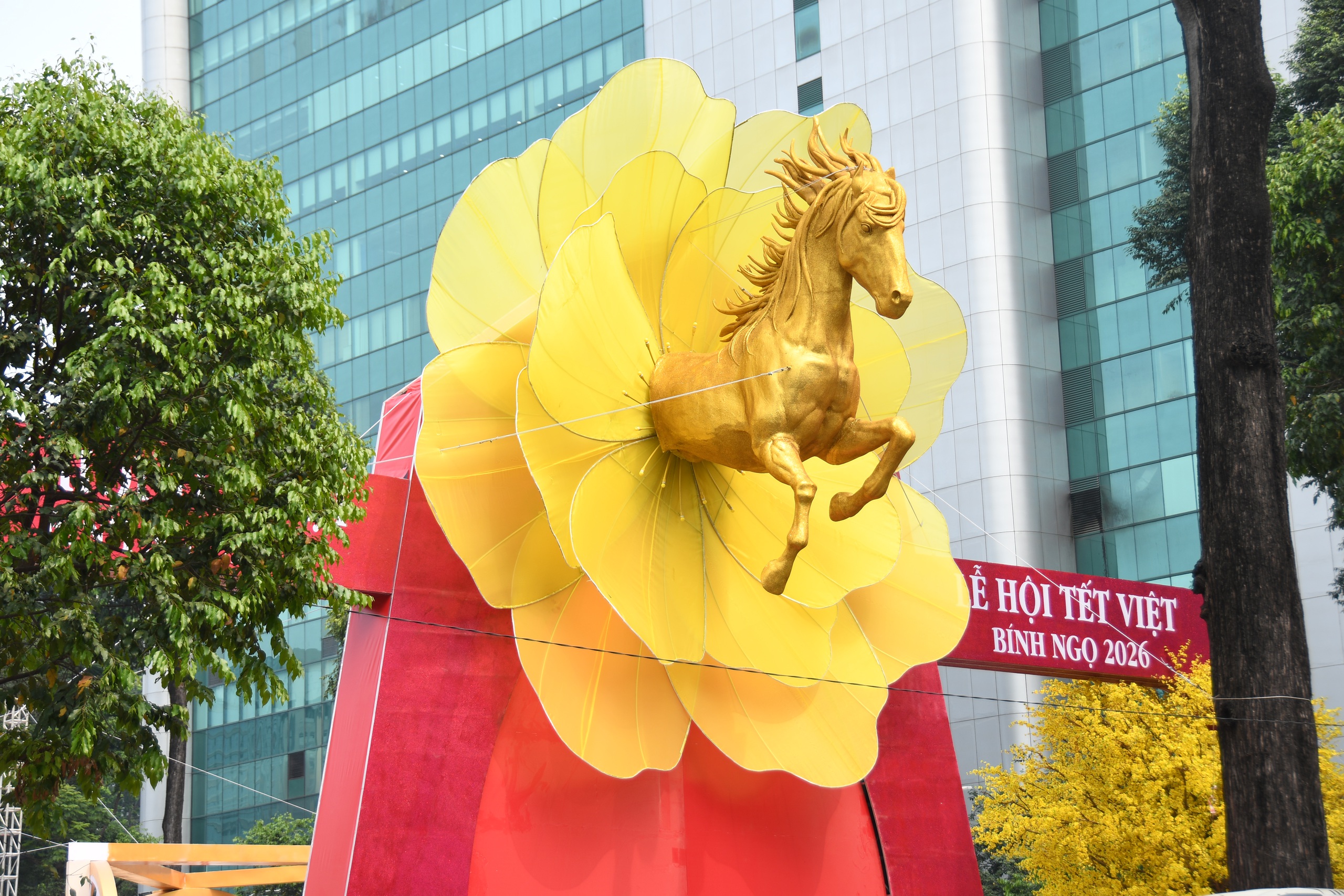 Linh vật ngựa ‘bay’ ra từ hoa mai vừa lộ diện đã ‘hot’ rần rần- Ảnh 2. Linh vật ngựa ‘bay’ ra từ hoa mai vừa lộ diện đã ‘hot’ rần rần- Ảnh 2.