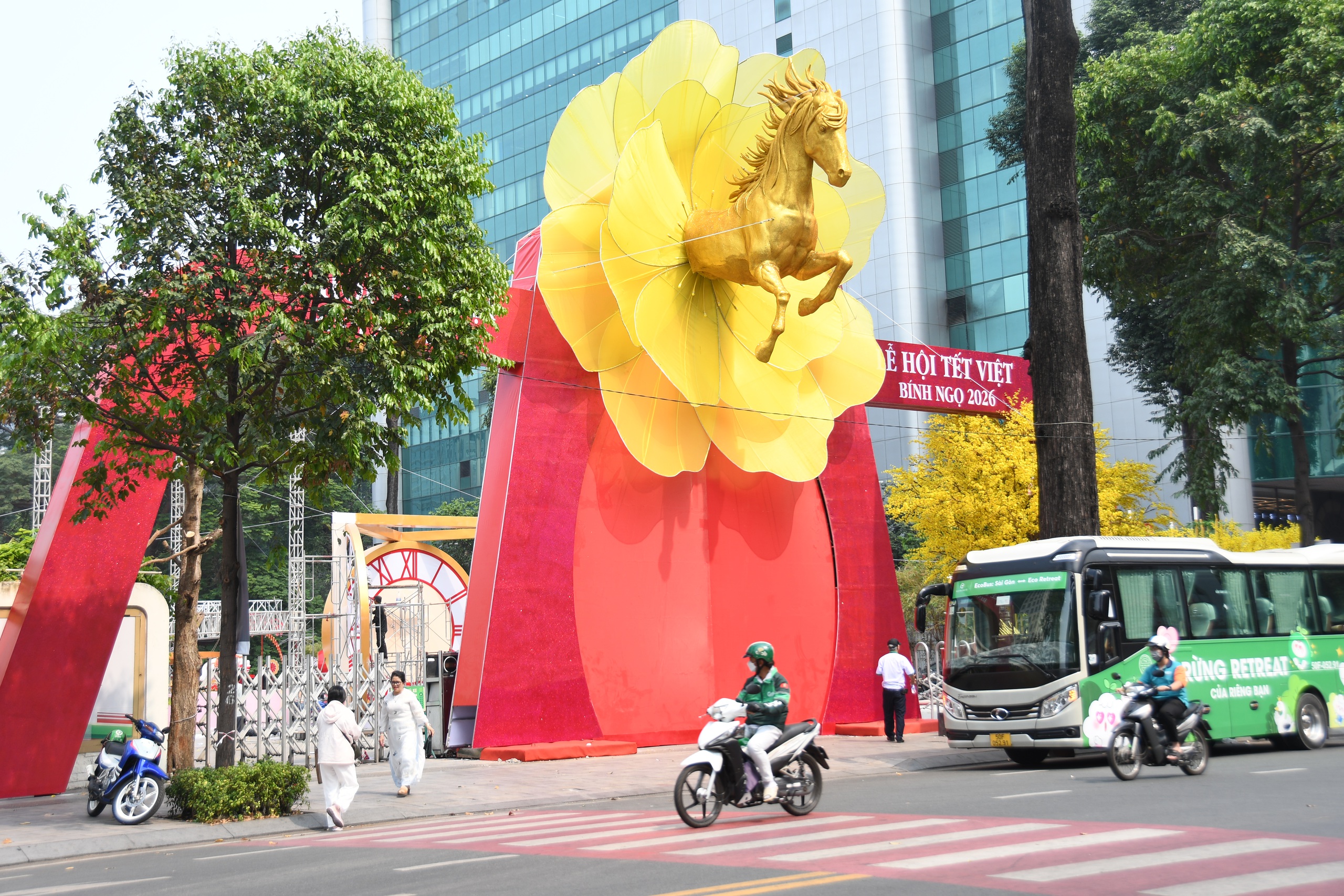 Linh vật ngựa ‘bay’ ra từ hoa mai vừa lộ diện đã ‘hot’ rần rần- Ảnh 3. Linh vật ngựa ‘bay’ ra từ hoa mai vừa lộ diện đã ‘hot’ rần rần- Ảnh 3.