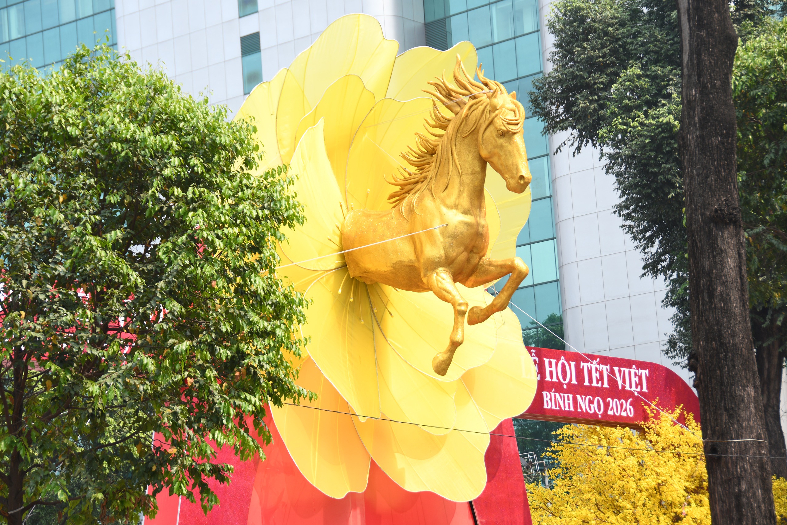 Linh vật ngựa ‘bay’ ra từ hoa mai vừa lộ diện đã ‘hot’ rần rần- Ảnh 5. Linh vật ngựa ‘bay’ ra từ hoa mai vừa lộ diện đã ‘hot’ rần rần- Ảnh 5.