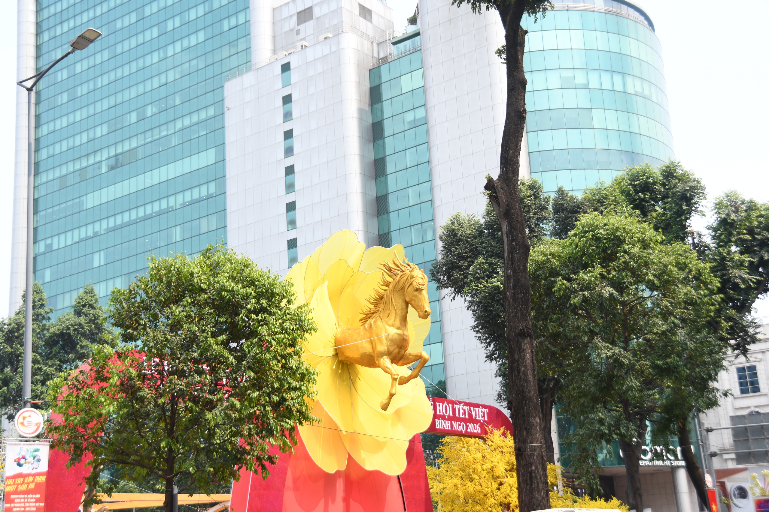 Linh vật ngựa ‘bay’ ra từ hoa mai vừa lộ diện đã ‘hot’ rần rần- Ảnh 4. Linh vật ngựa ‘bay’ ra từ hoa mai vừa lộ diện đã ‘hot’ rần rần- Ảnh 4.