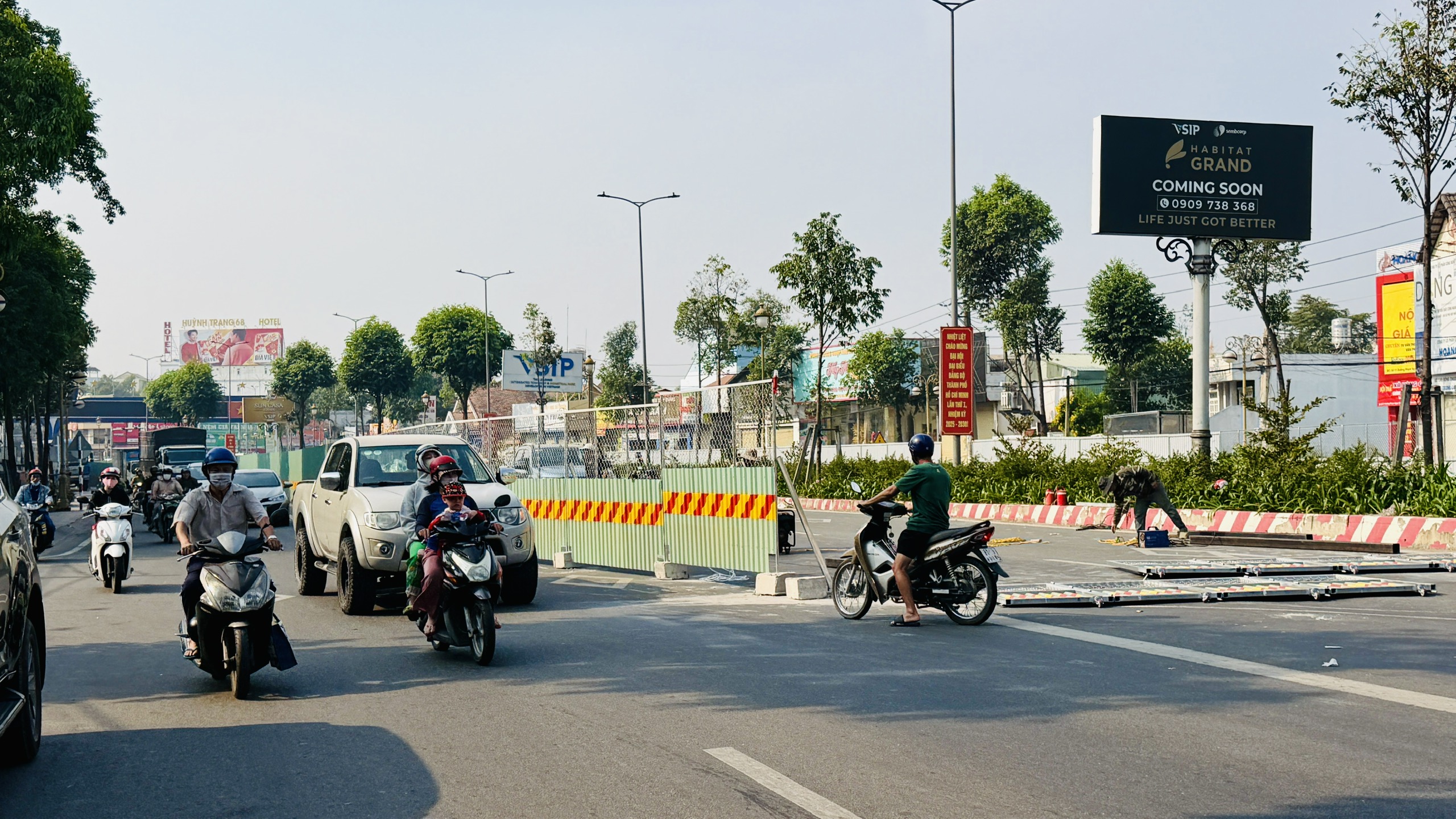 Gi&aacute;p tết, dựng r&agrave;o chắn l&agrave;m hầm chui quốc lộ 13 c&oacute; ảnh hưởng đến d&acirc;n?- Ảnh 1.