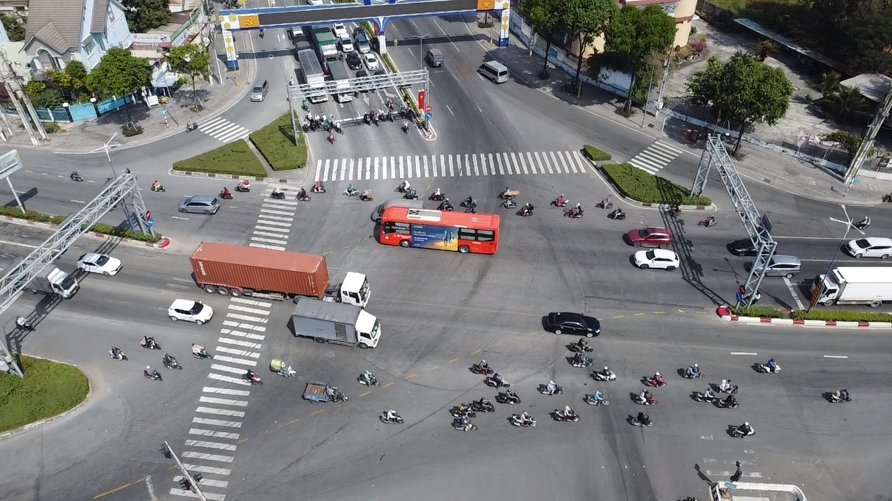 Gi&aacute;p tết, dựng r&agrave;o chắn l&agrave;m hầm chui quốc lộ 13 c&oacute; ảnh hưởng đến d&acirc;n?- Ảnh 2.