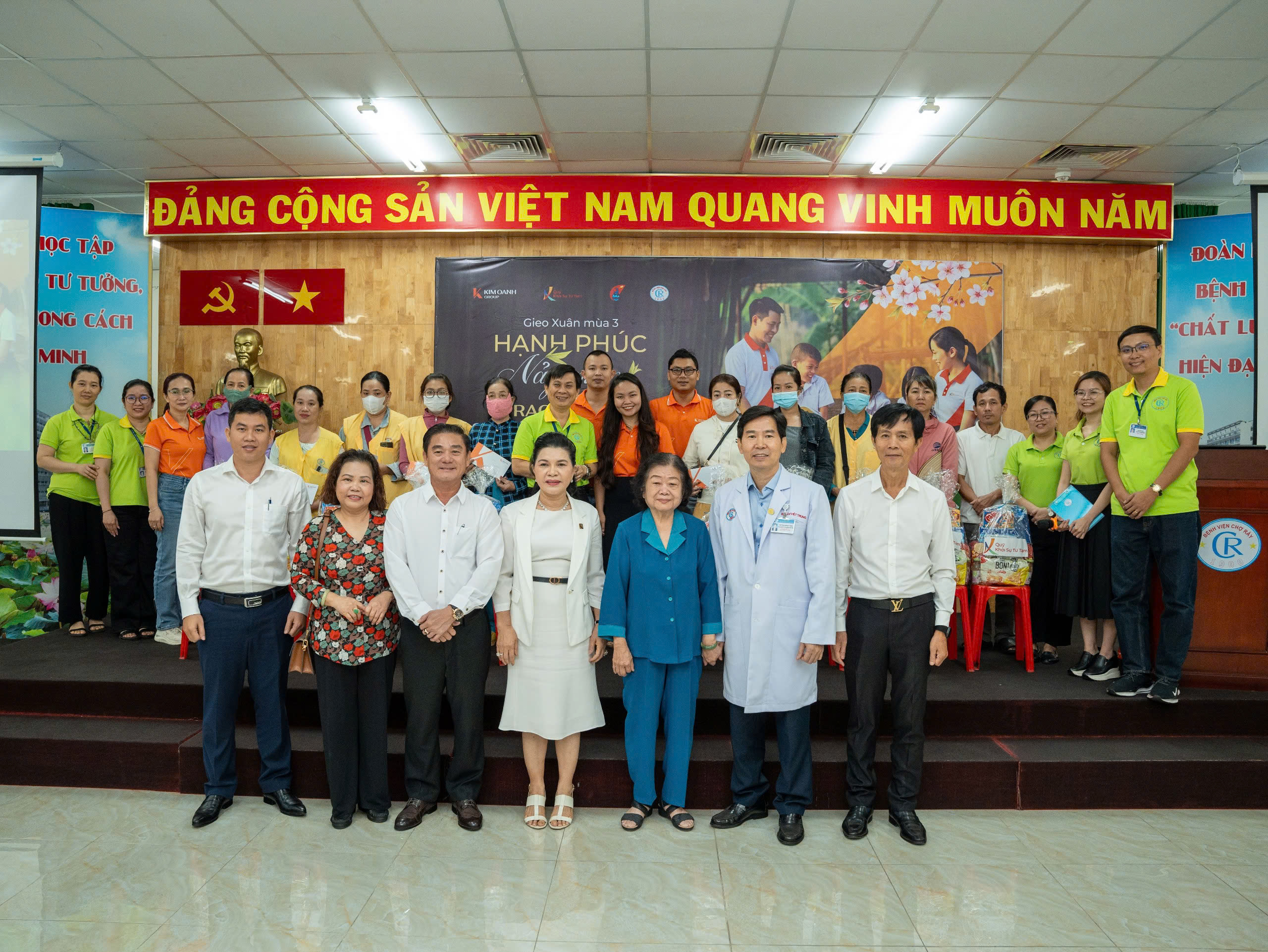 Trao tặng 1.000 phần quà tết cho bệnh nhi và bệnh nhân có hoàn cảnh khó khăn- Ảnh 2. Trao tặng 1.000 phần quà tết cho bệnh nhi và bệnh nhân có hoàn cảnh khó khăn- Ảnh 2.