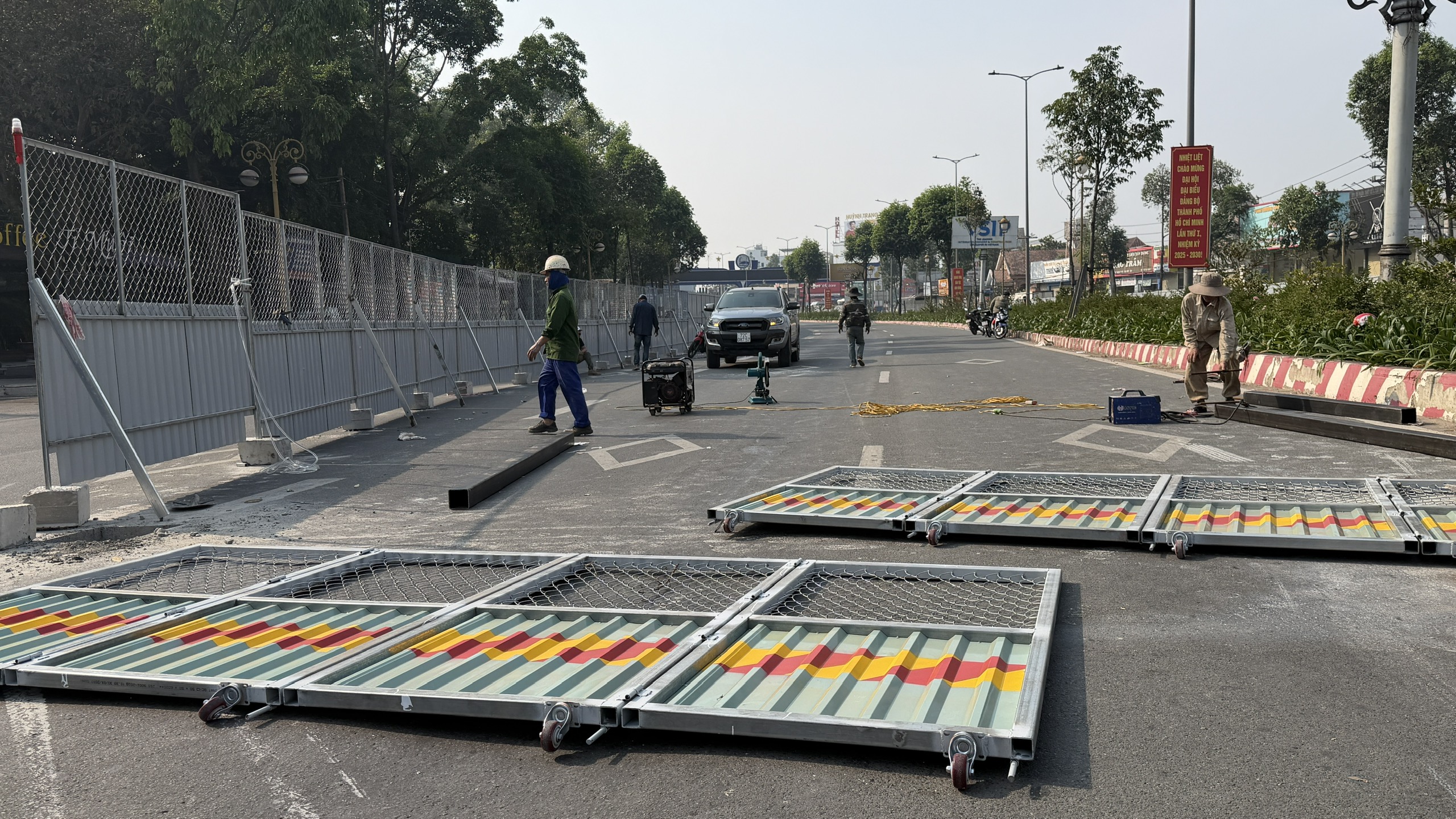 Gi&aacute;p tết, dựng r&agrave;o chắn l&agrave;m hầm chui quốc lộ 13 c&oacute; ảnh hưởng đến d&acirc;n?- Ảnh 5.