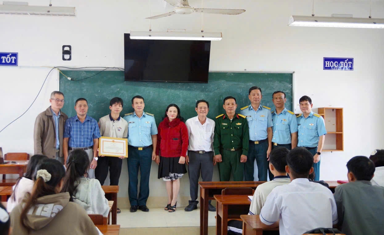 Tặng giấy khen nam sinh hỗ trợ phi công trong vụ máy bay rơi ở Đắk Lắk- Ảnh 1.