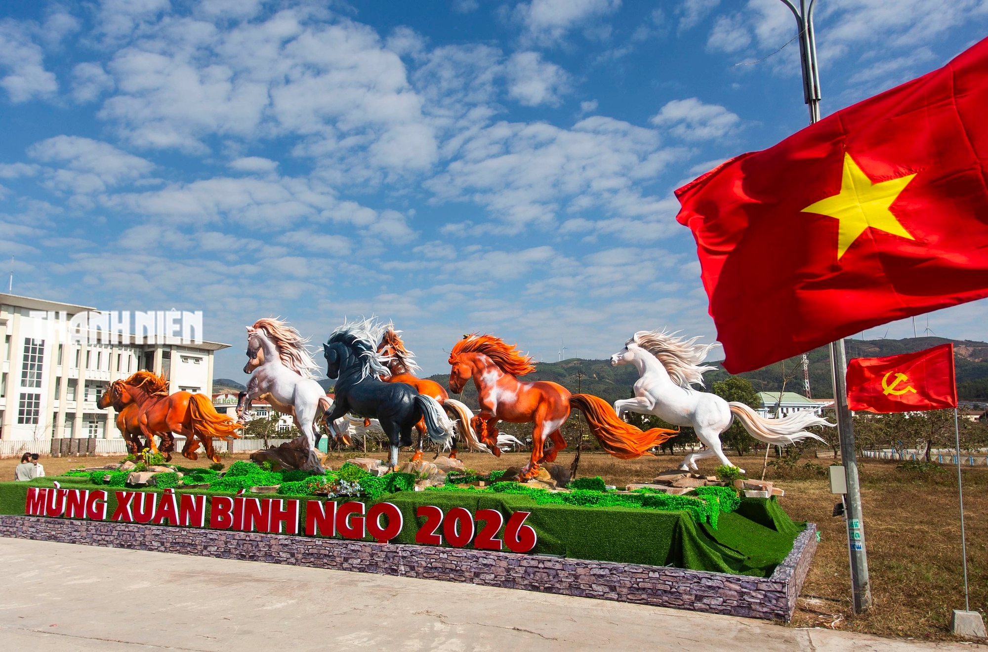 Nghệ nhân Đinh Văn Tâm 'vẽ' bức mã đáo thành công ở biên giới Quảng Trị- Ảnh 3. Nghệ nhân Đinh Văn Tâm 'vẽ' bức mã đáo thành công ở biên giới Quảng Trị- Ảnh 3.