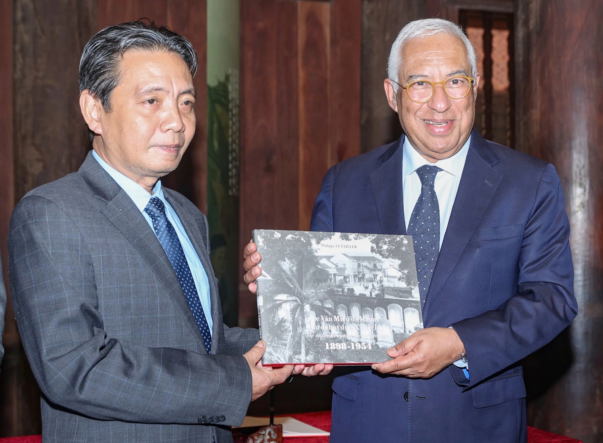 Chủ tịch Hội đồng châu Âu António Costa thăm Văn Miếu - Quốc Tử Giám - Ảnh 11.