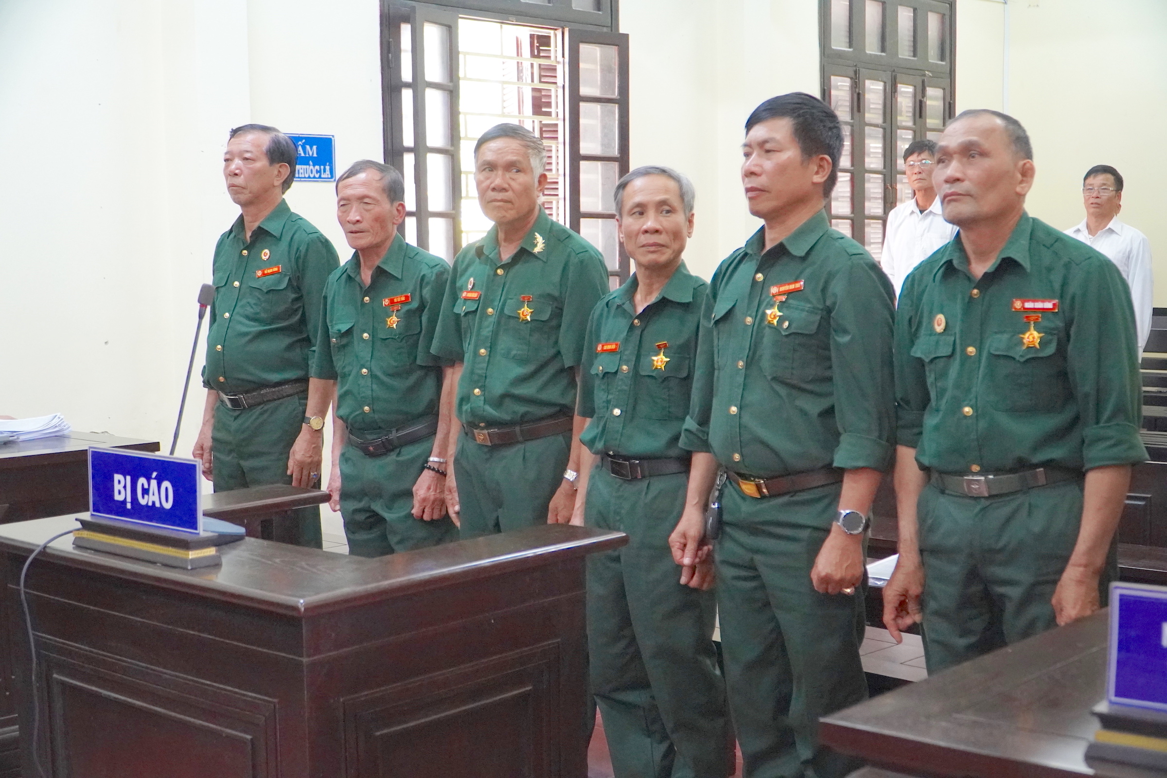 6 Cựu chiến binh kêu oan trong vụ hủy họai rừng: Tòa án xét xử lần 3 - Ảnh 1. 6 Cựu chiến binh kêu oan trong vụ hủy họai rừng: Tòa án xét xử lần 3 - Ảnh 1.