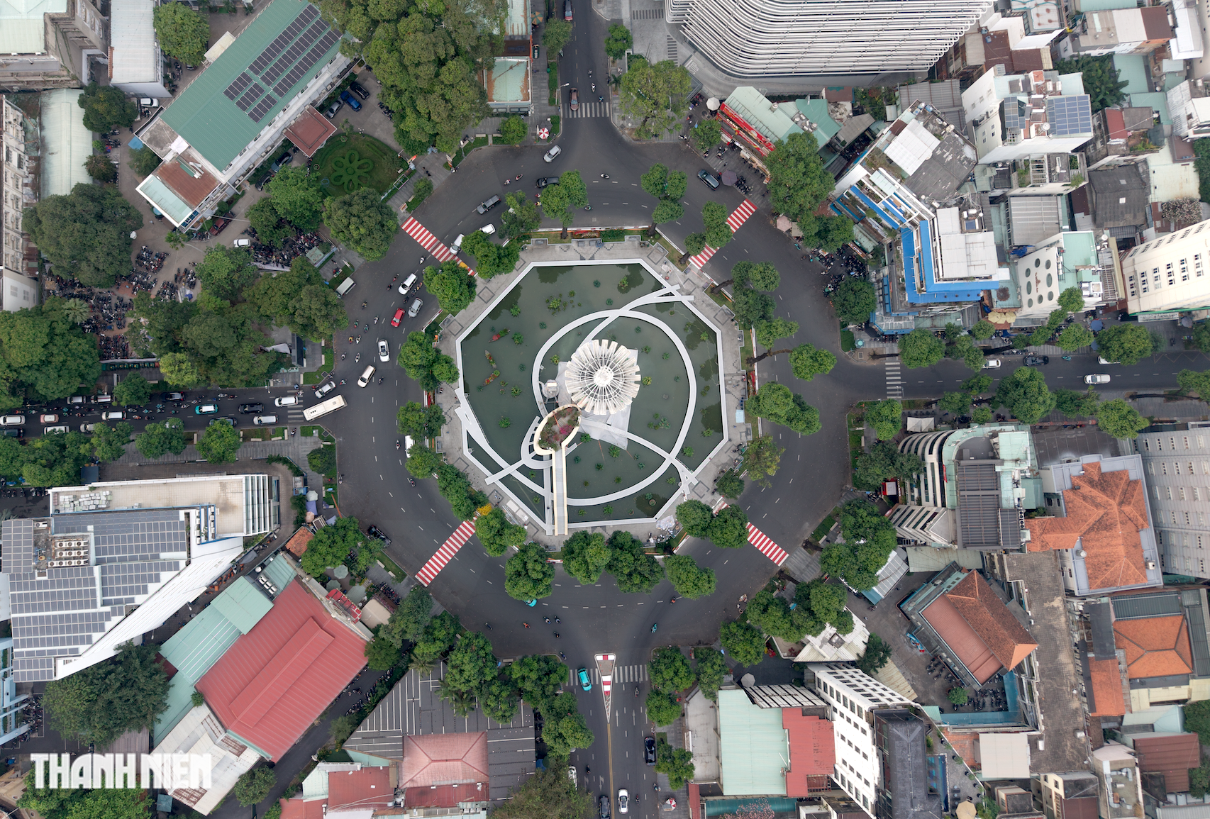 Hồ Con R&ugrave;a kho&aacute;c &lsquo;&aacute;o mới&rsquo;, đổi gam m&agrave;u lạ mắt trước thềm Tết B&iacute;nh Ngọ - Ảnh 1.