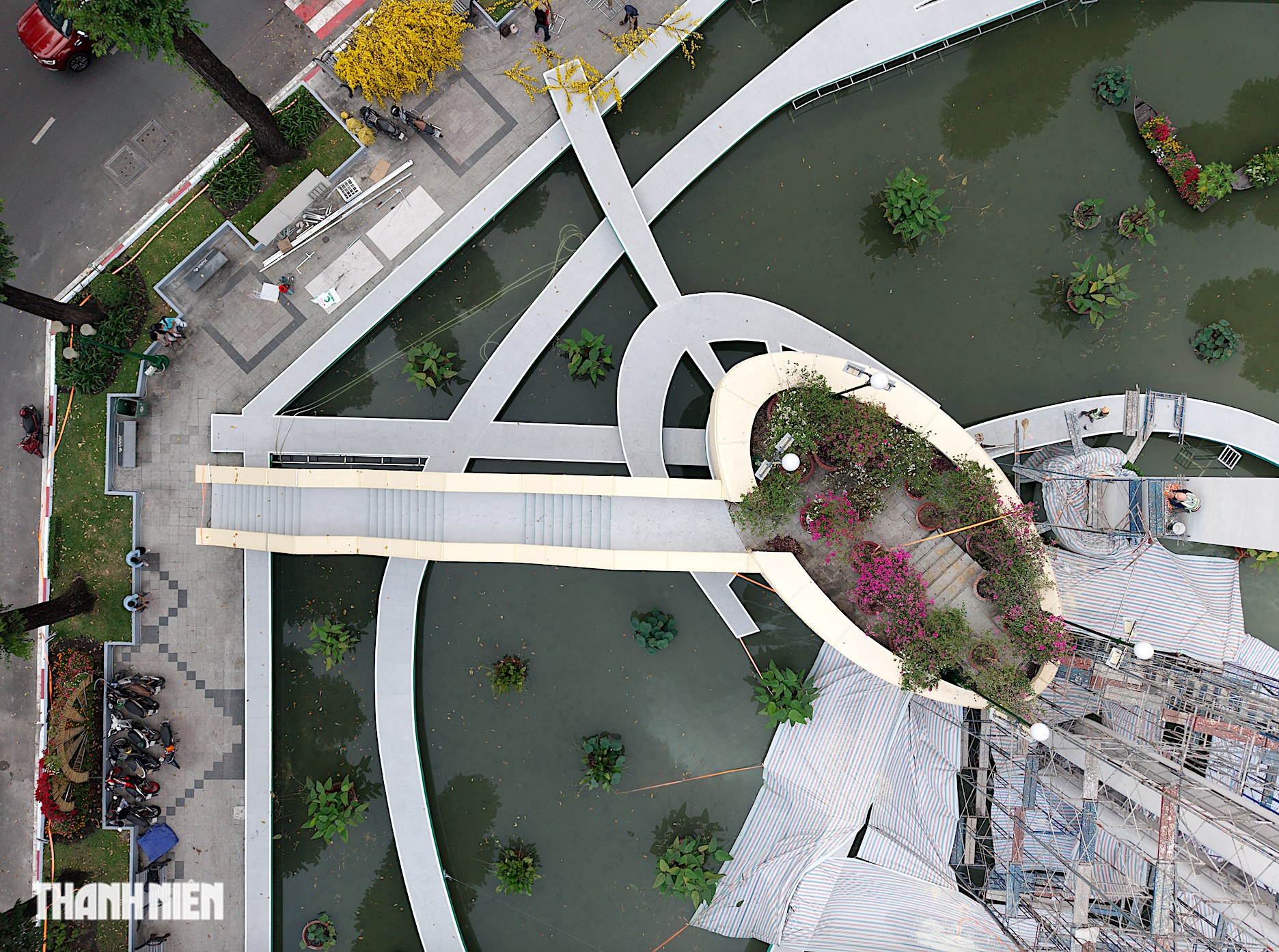 Hồ Con R&ugrave;a kho&aacute;c &lsquo;&aacute;o mới&rsquo;, đổi gam m&agrave;u lạ mắt trước thềm Tết B&iacute;nh Ngọ - Ảnh 5.