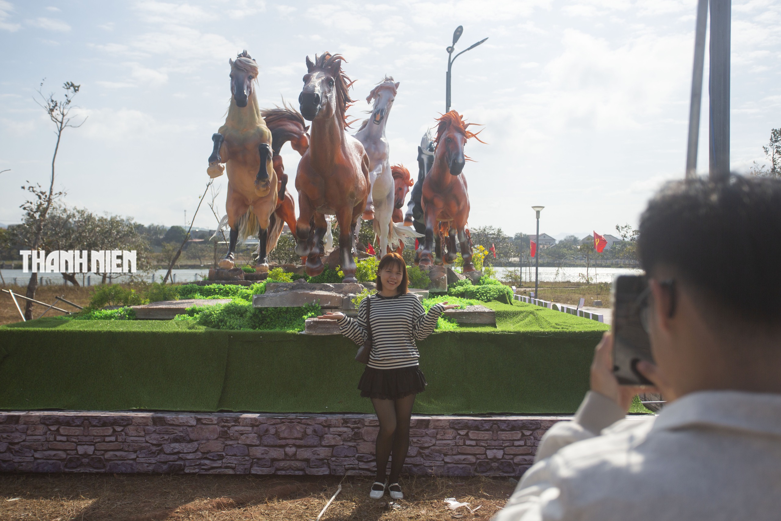 Nghệ nhân Đinh Văn Tâm 'vẽ' bức mã đáo thành công ở biên giới Quảng Trị- Ảnh 4. Nghệ nhân Đinh Văn Tâm 'vẽ' bức mã đáo thành công ở biên giới Quảng Trị- Ảnh 4.