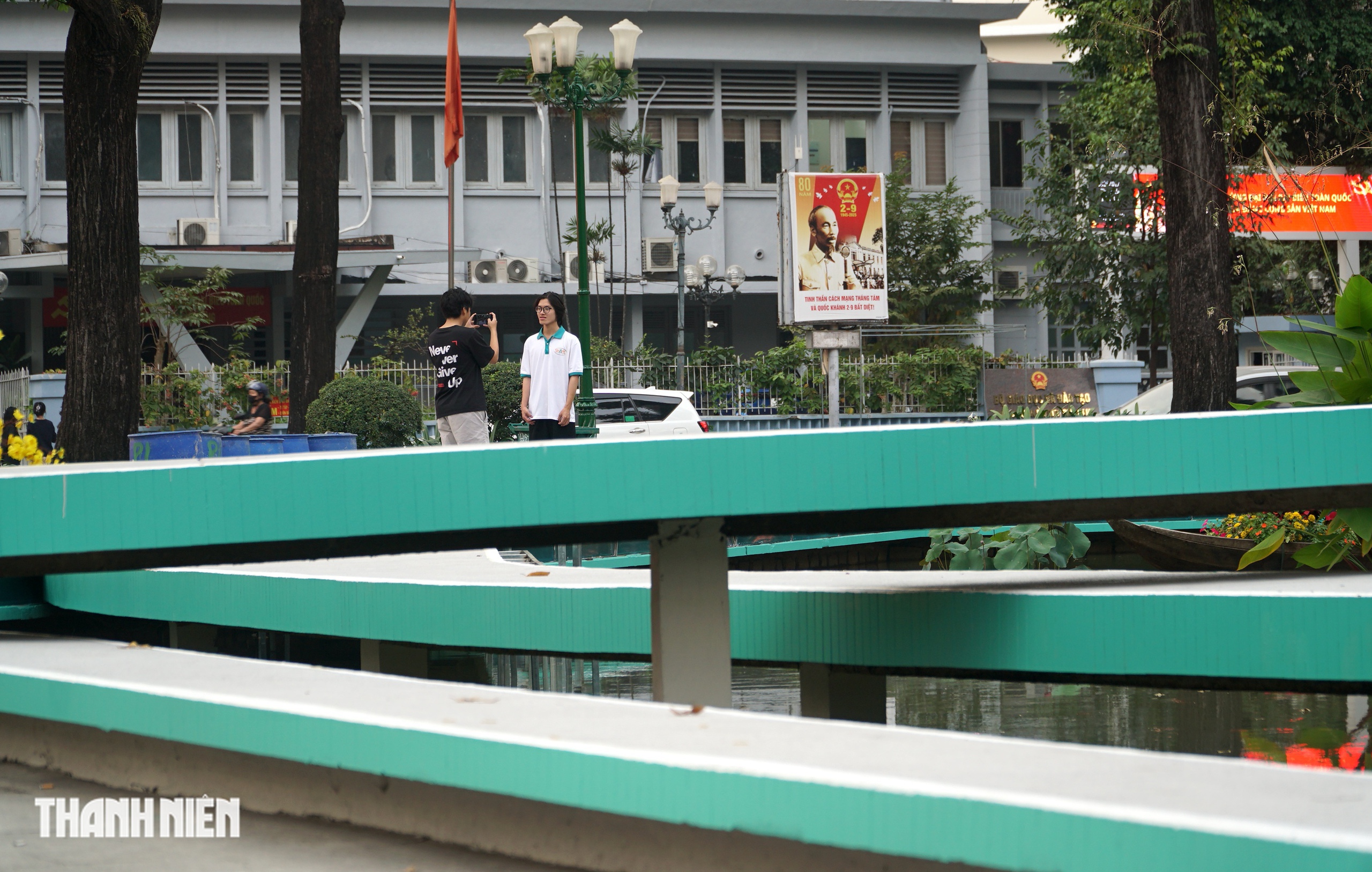 Hồ Con R&ugrave;a kho&aacute;c &lsquo;&aacute;o mới&rsquo;, đổi gam m&agrave;u lạ mắt trước thềm Tết B&iacute;nh Ngọ - Ảnh 11.