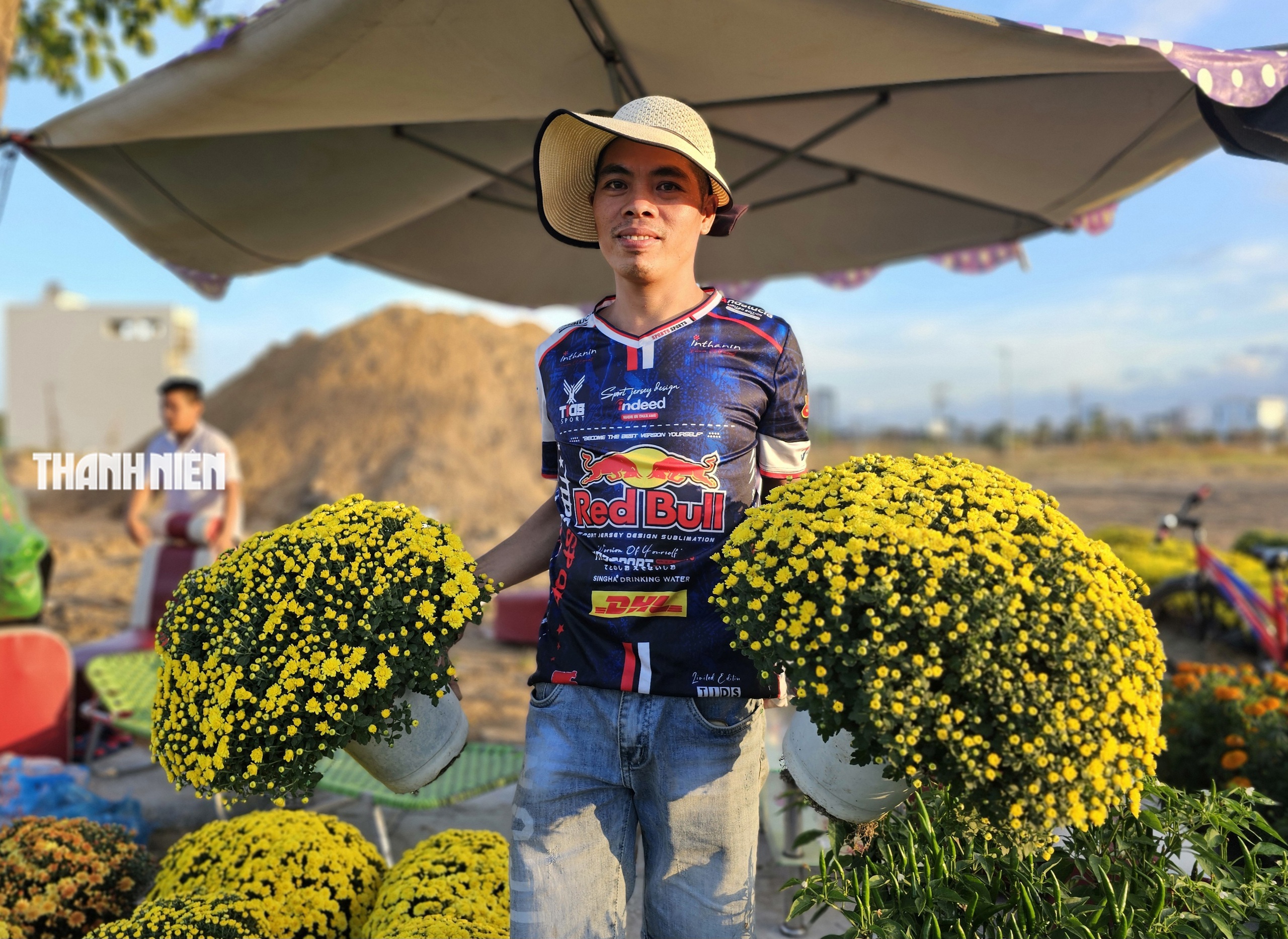 Hoa tết xuống phố: Nh&agrave; vườn giảm gi&aacute; chia sẻ c&ugrave;ng người d&acirc;n vui xu&acirc;n sau lũ - Ảnh 3.