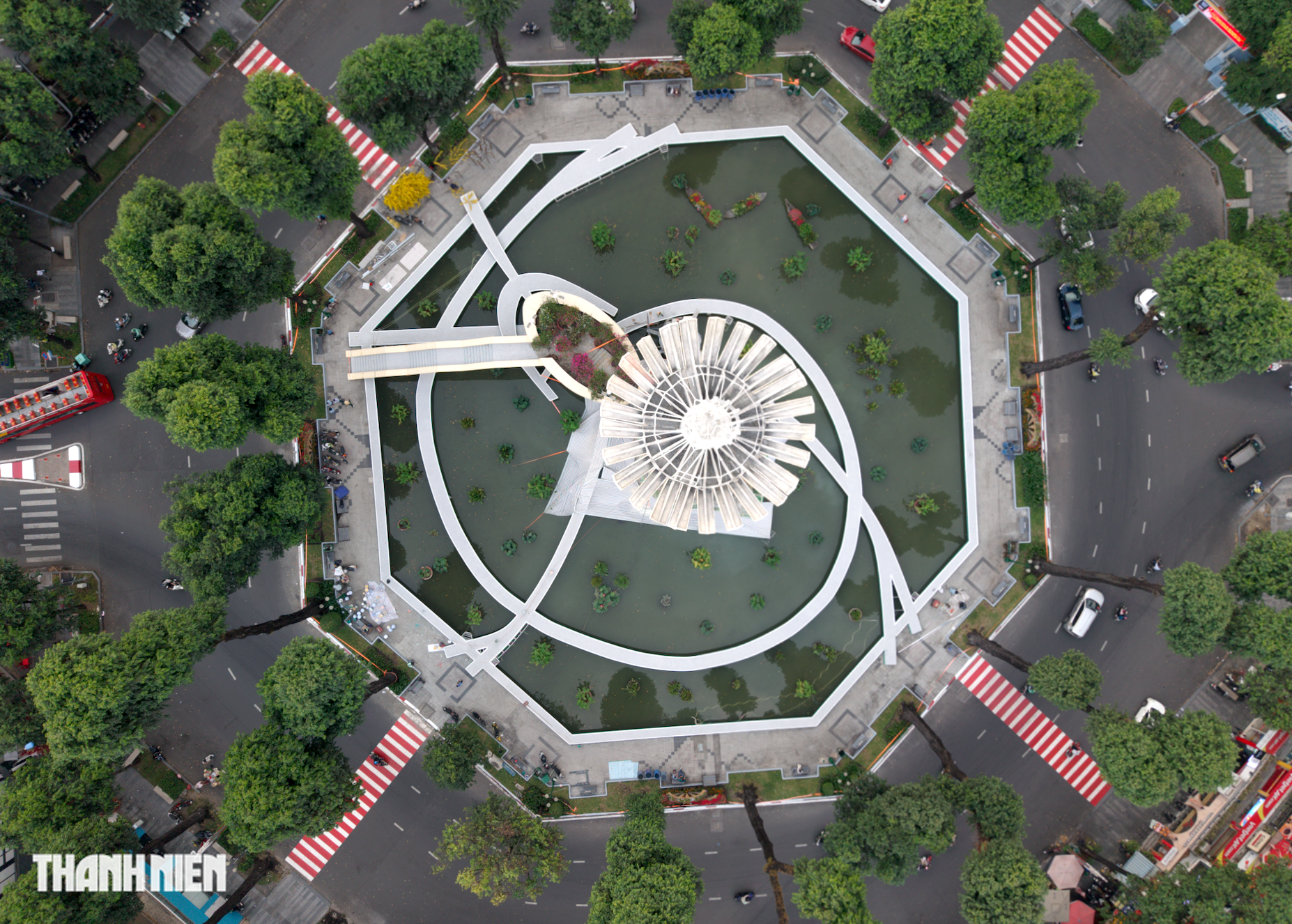 Hồ Con R&ugrave;a kho&aacute;c &lsquo;&aacute;o mới&rsquo;, đổi gam m&agrave;u lạ mắt trước thềm Tết B&iacute;nh Ngọ - Ảnh 2.