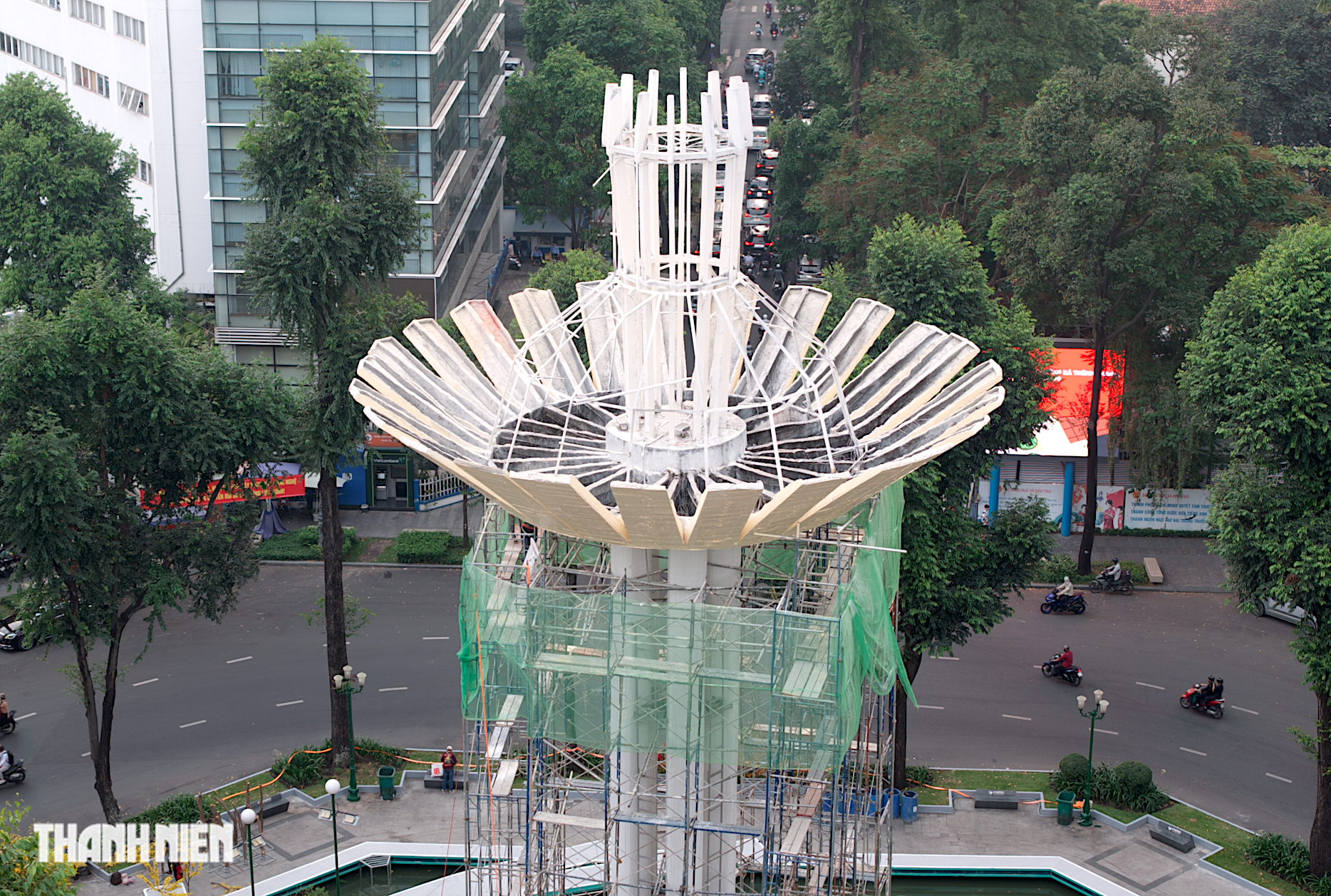 Hồ Con R&ugrave;a kho&aacute;c &lsquo;&aacute;o mới&rsquo;, đổi gam m&agrave;u lạ mắt trước thềm Tết B&iacute;nh Ngọ - Ảnh 4.