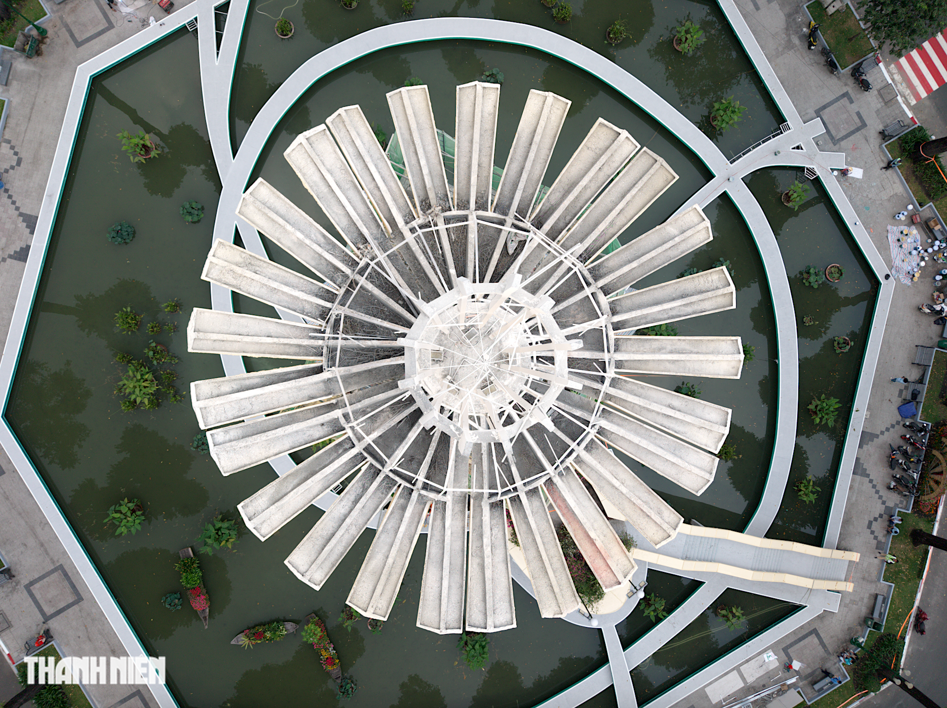 Hồ Con R&ugrave;a kho&aacute;c &lsquo;&aacute;o mới&rsquo;, đổi gam m&agrave;u lạ mắt trước thềm Tết B&iacute;nh Ngọ - Ảnh 3.