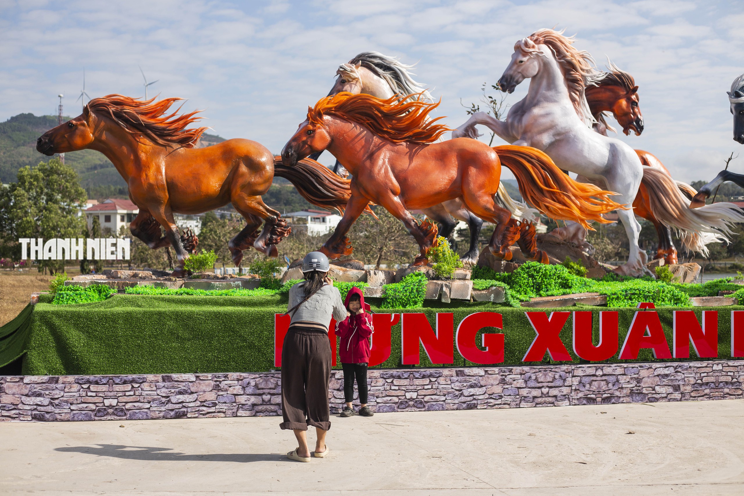 Nghệ nhân Đinh Văn Tâm 'vẽ' bức mã đáo thành công ở biên giới Quảng Trị- Ảnh 7. Nghệ nhân Đinh Văn Tâm 'vẽ' bức mã đáo thành công ở biên giới Quảng Trị- Ảnh 7.