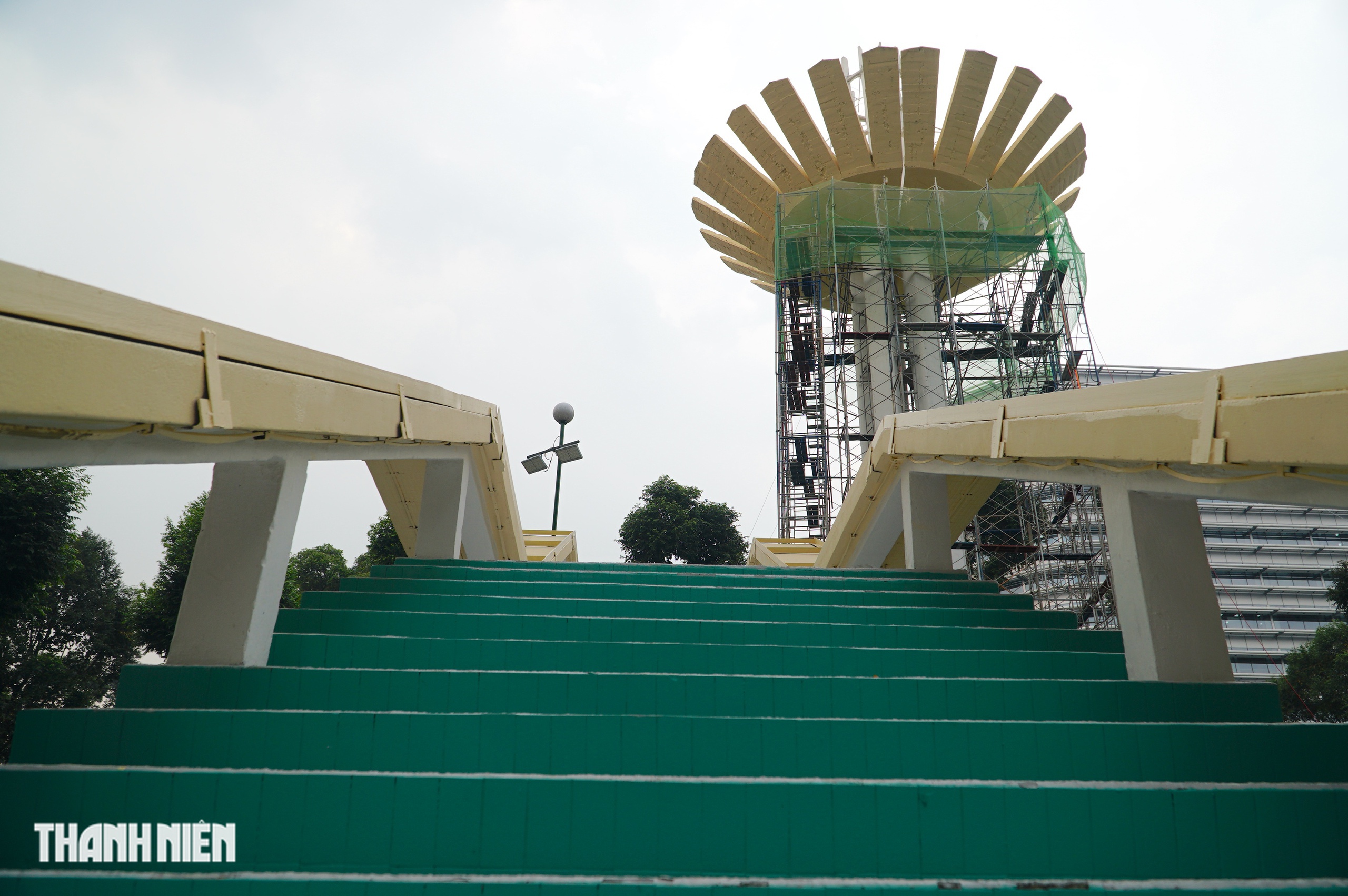 Hồ Con R&ugrave;a kho&aacute;c &lsquo;&aacute;o mới&rsquo;, đổi gam m&agrave;u lạ mắt trước thềm Tết B&iacute;nh Ngọ - Ảnh 10.