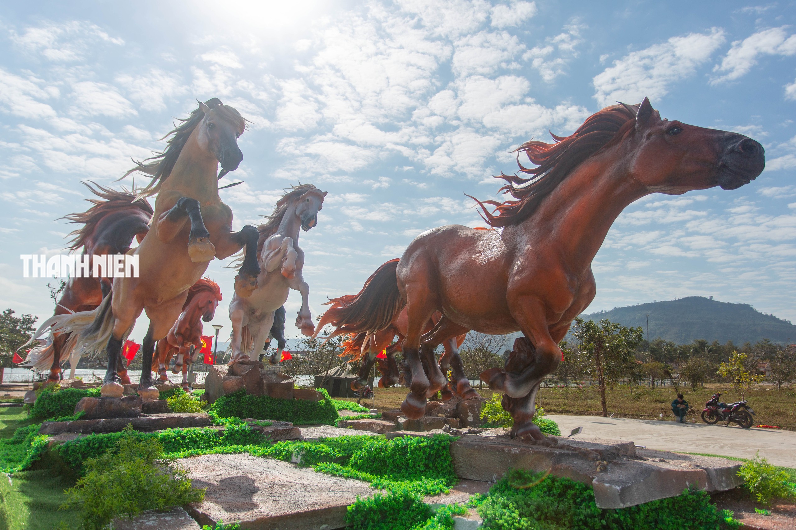 Nghệ nhân Đinh Văn Tâm 'vẽ' bức mã đáo thành công ở biên giới Quảng Trị- Ảnh 6. Nghệ nhân Đinh Văn Tâm 'vẽ' bức mã đáo thành công ở biên giới Quảng Trị- Ảnh 6.