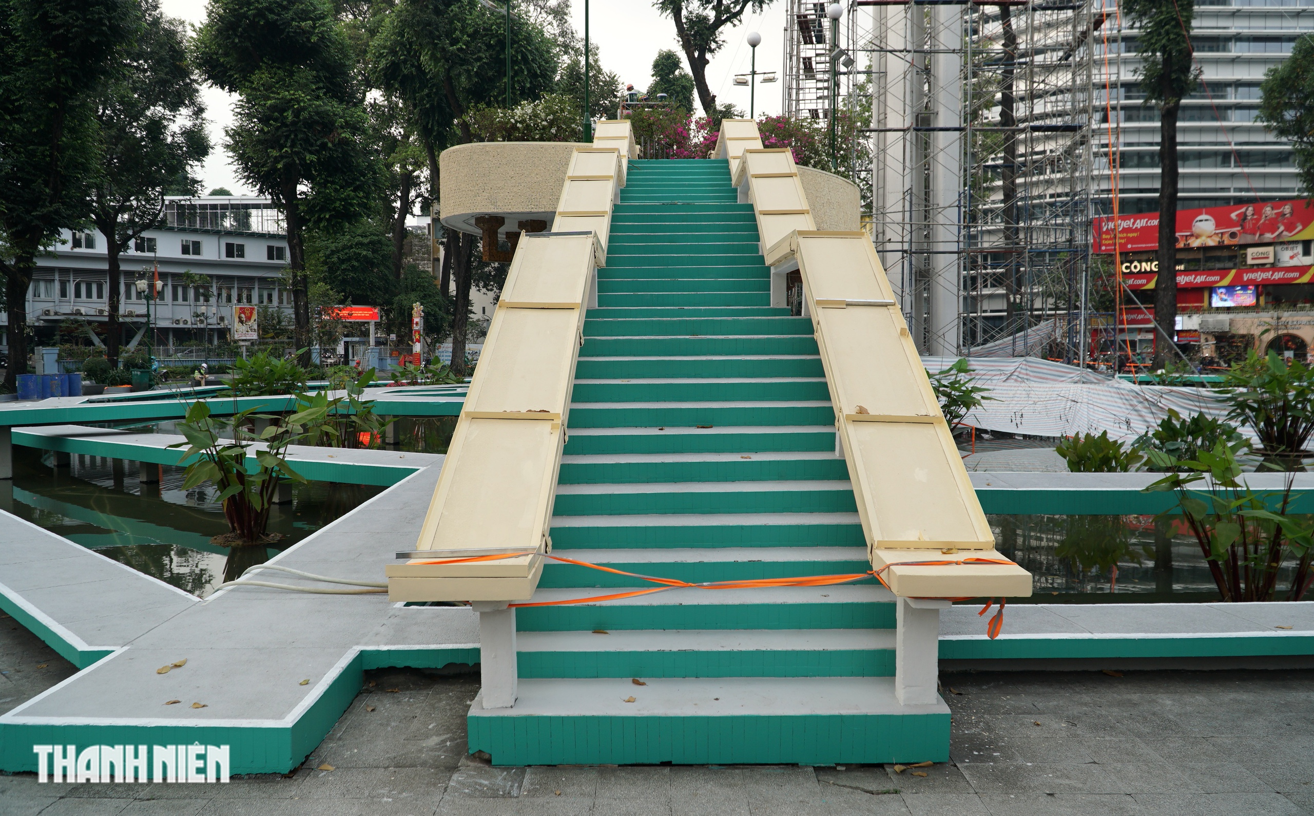 Hồ Con R&ugrave;a kho&aacute;c &lsquo;&aacute;o mới&rsquo;, đổi gam m&agrave;u lạ mắt trước thềm Tết B&iacute;nh Ngọ - Ảnh 9.