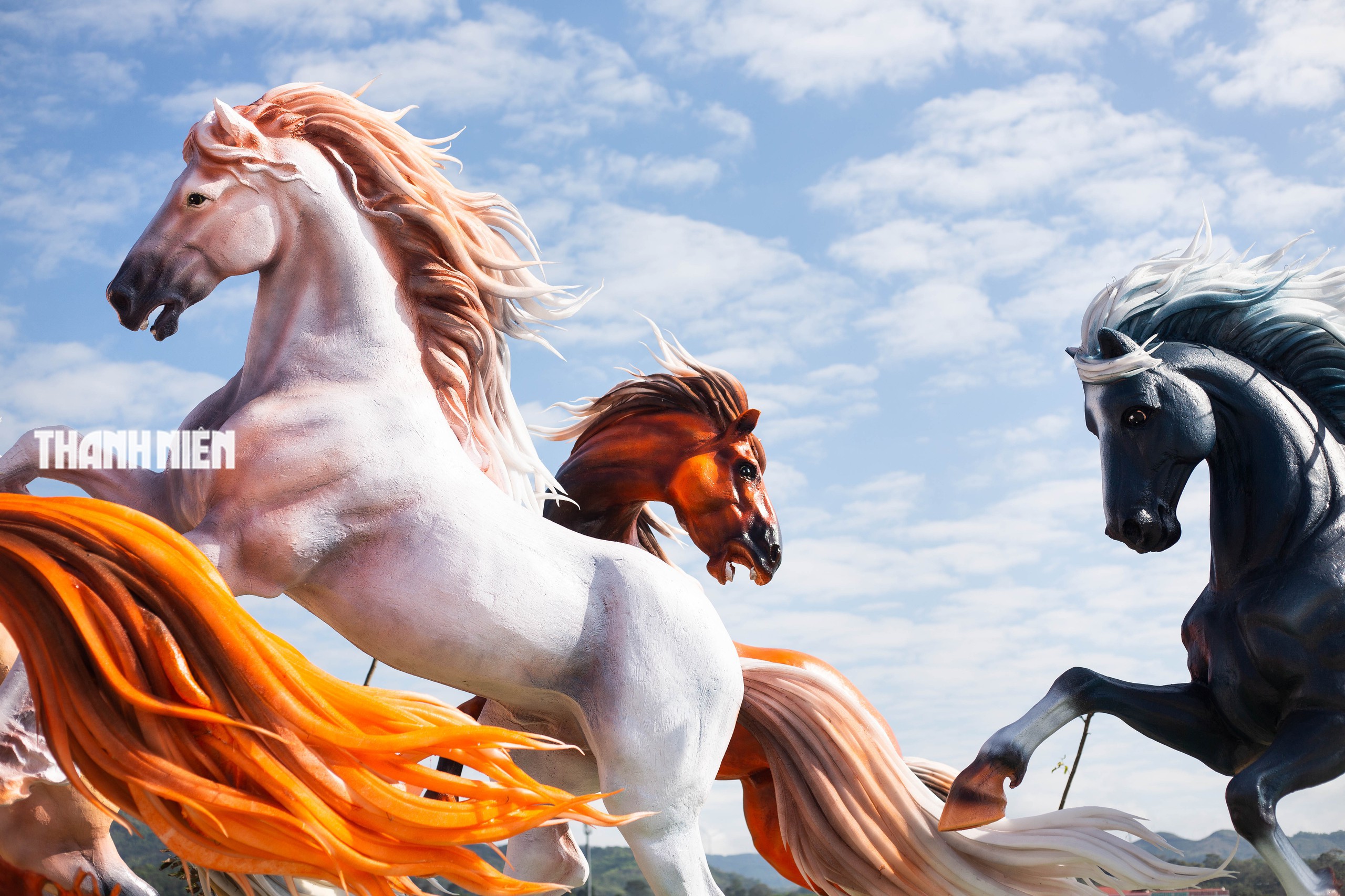 Nghệ nhân Đinh Văn Tâm 'vẽ' bức mã đáo thành công ở biên giới Quảng Trị- Ảnh 2. Nghệ nhân Đinh Văn Tâm 'vẽ' bức mã đáo thành công ở biên giới Quảng Trị- Ảnh 2.