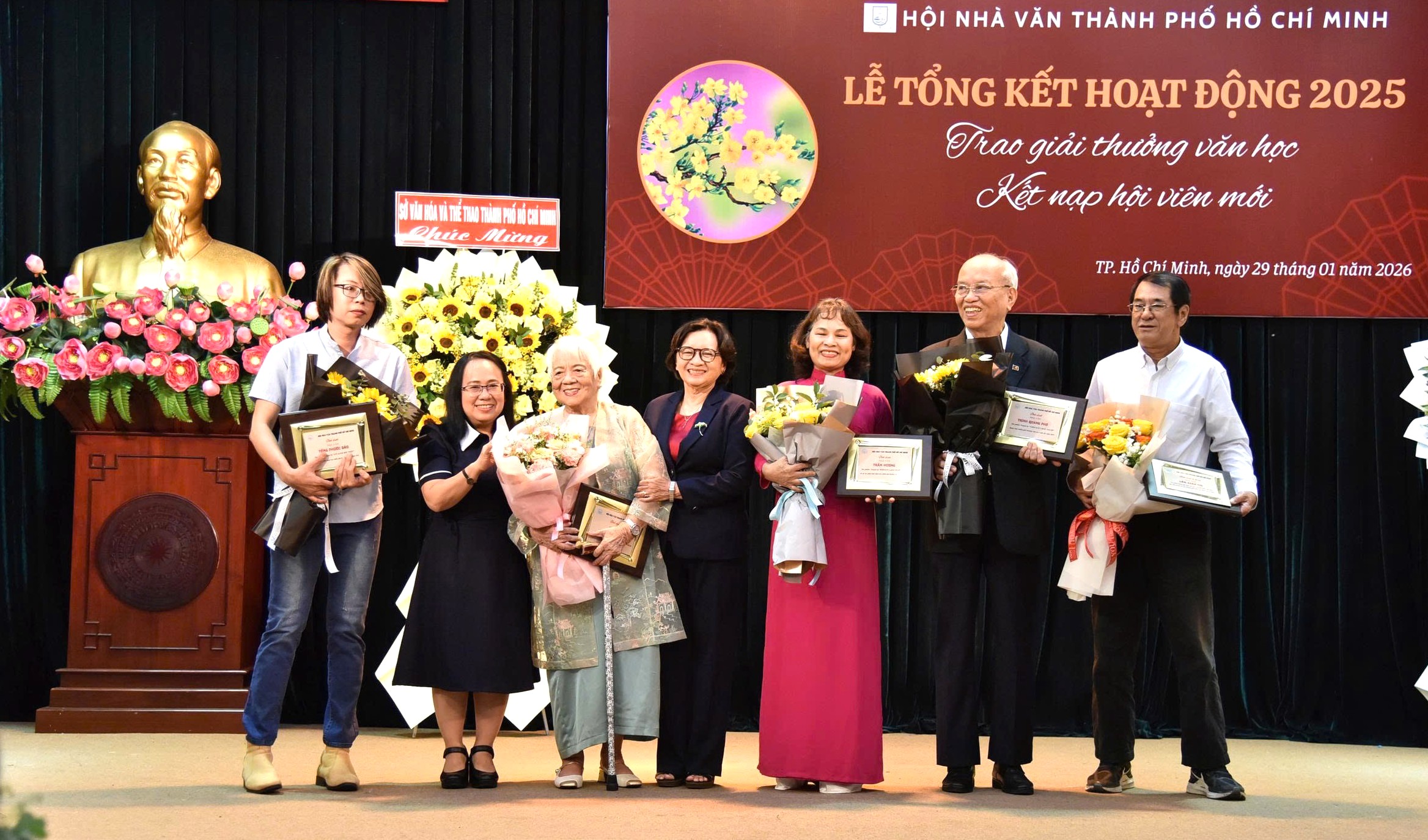 Nhà văn Bình Dương, Bà Rịa – Vũng Tàu, TP.HCM 'về chung một nhà' nhận giải thưởng- Ảnh 4.