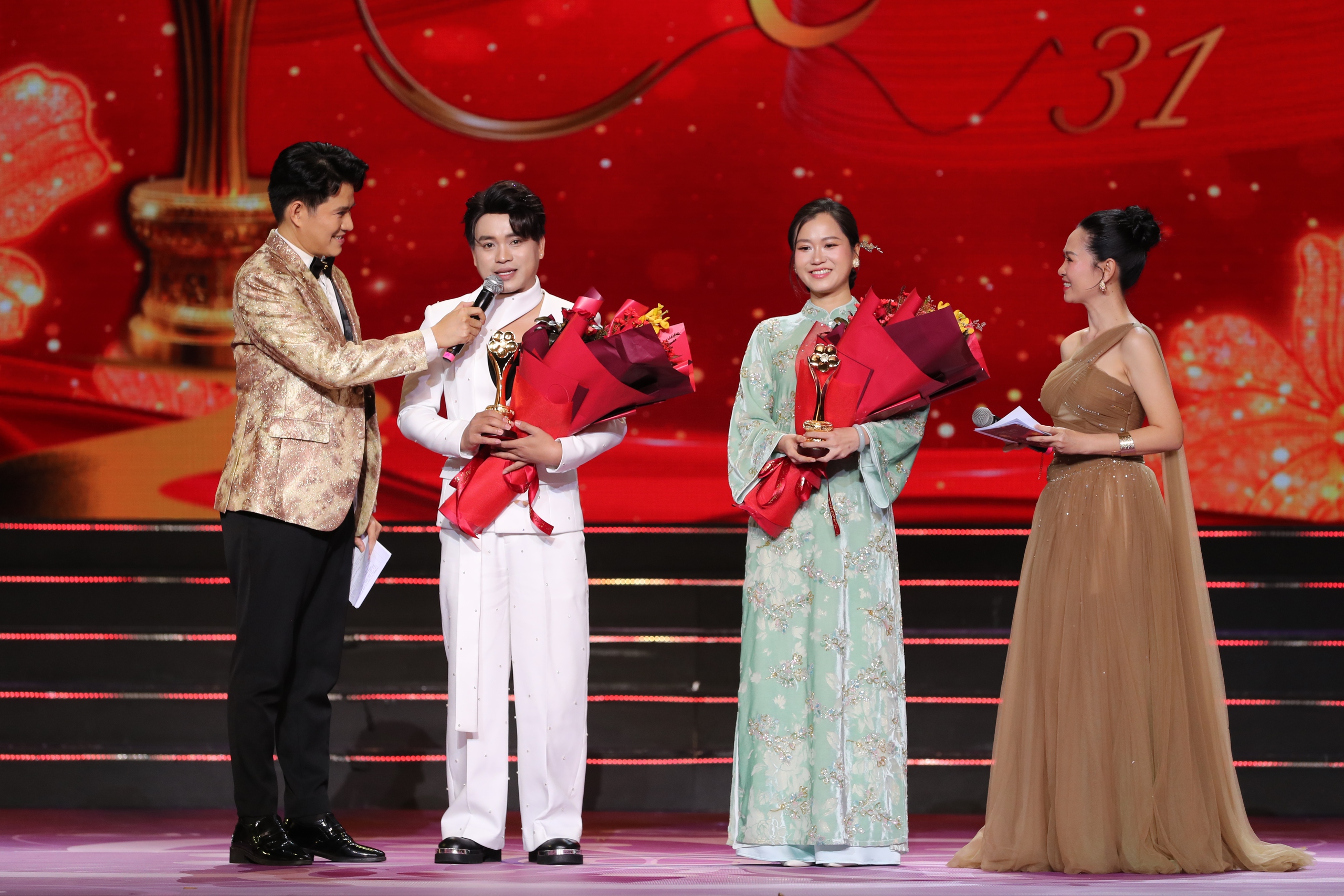 Hòa Minzy 'càn quét' giải thưởng, Lâm Vỹ Dạ là diễn viên sân khấu được yêu thích- Ảnh 2.