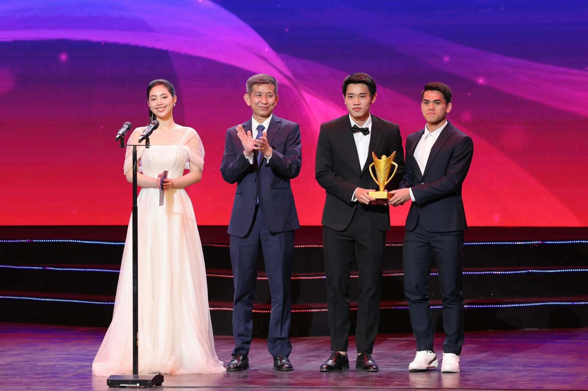 Hình ảnh Đình Bắc đội mũ cối cho HLV Kim Sang-sik được vinh danh, U.22 Việt Nam thắng lớn- Ảnh 4.