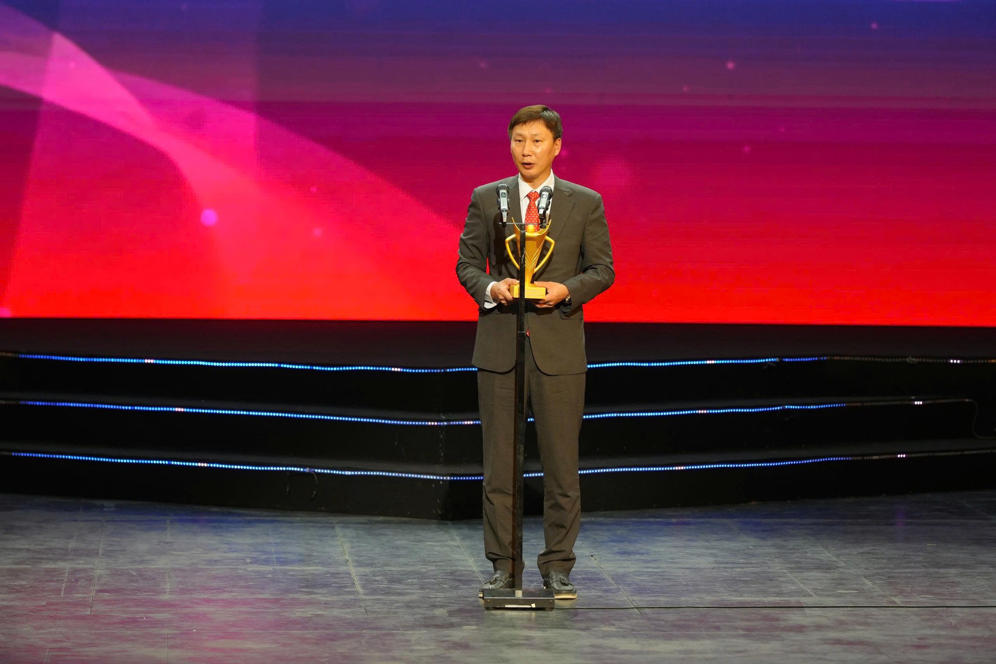 Hình ảnh Đình Bắc đội mũ cối cho HLV Kim Sang-sik được vinh danh, U.22 Việt Nam thắng lớn- Ảnh 3.