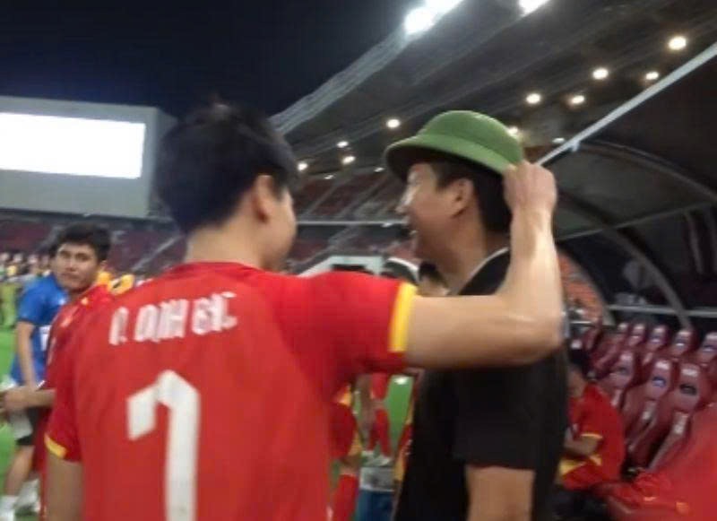 H&igrave;nh ảnh Đ&igrave;nh Bắc đội mũ cối cho HLV Kim Sang-sik được vinh danh, U.22 Việt Nam thắng lớn- Ảnh 4.