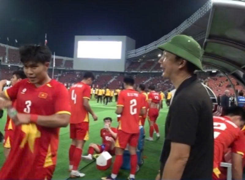 H&igrave;nh ảnh Đ&igrave;nh Bắc đội mũ cối cho HLV Kim Sang-sik được vinh danh, U.22 Việt Nam thắng lớn- Ảnh 5.