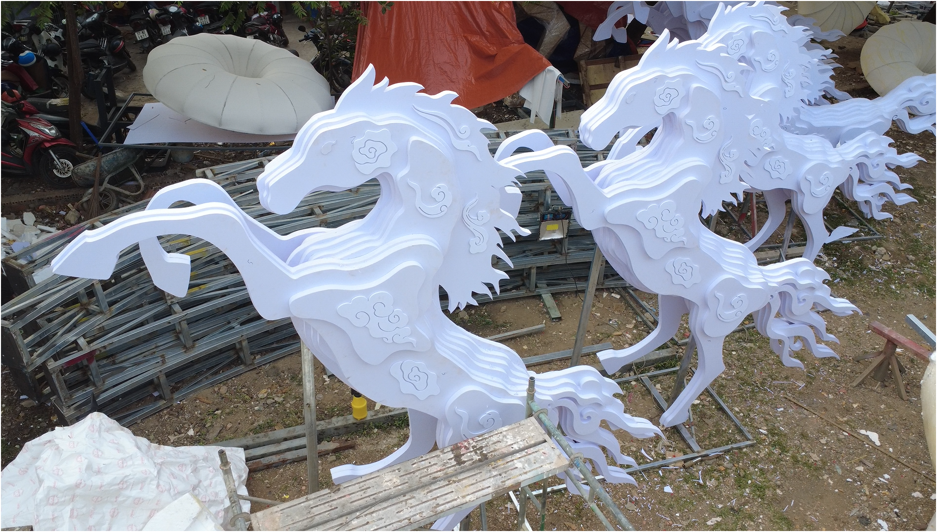 Cận cảnh quá trình tạo hình linh vật ngựa cho đường hoa Nguyễn Huệ - Ảnh 1.