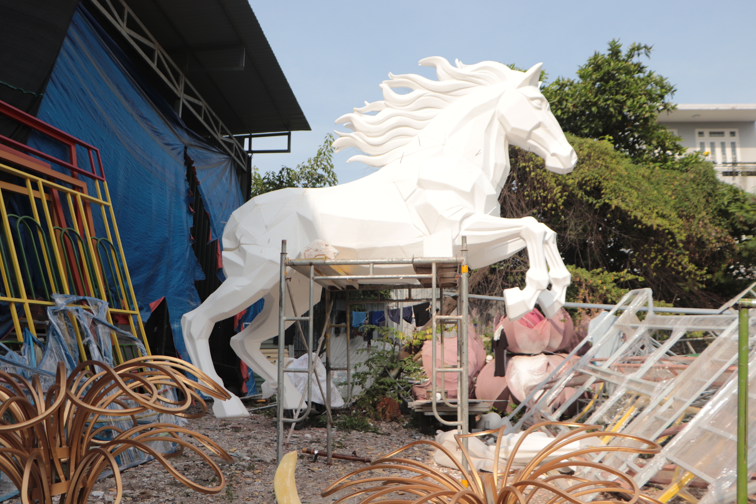 Cận cảnh quá trình tạo hình linh vật ngựa cho đường hoa Nguyễn Huệ - Ảnh 2.