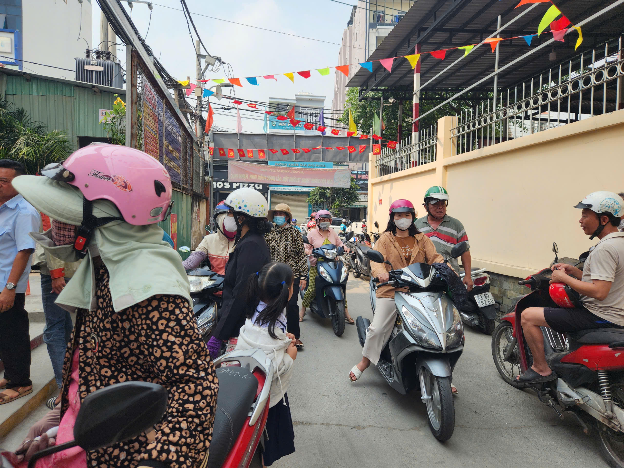 Mang cơm đến trường, phụ huynh bật khóc lo lắng bữa ăn bán trú của con - Ảnh 4.