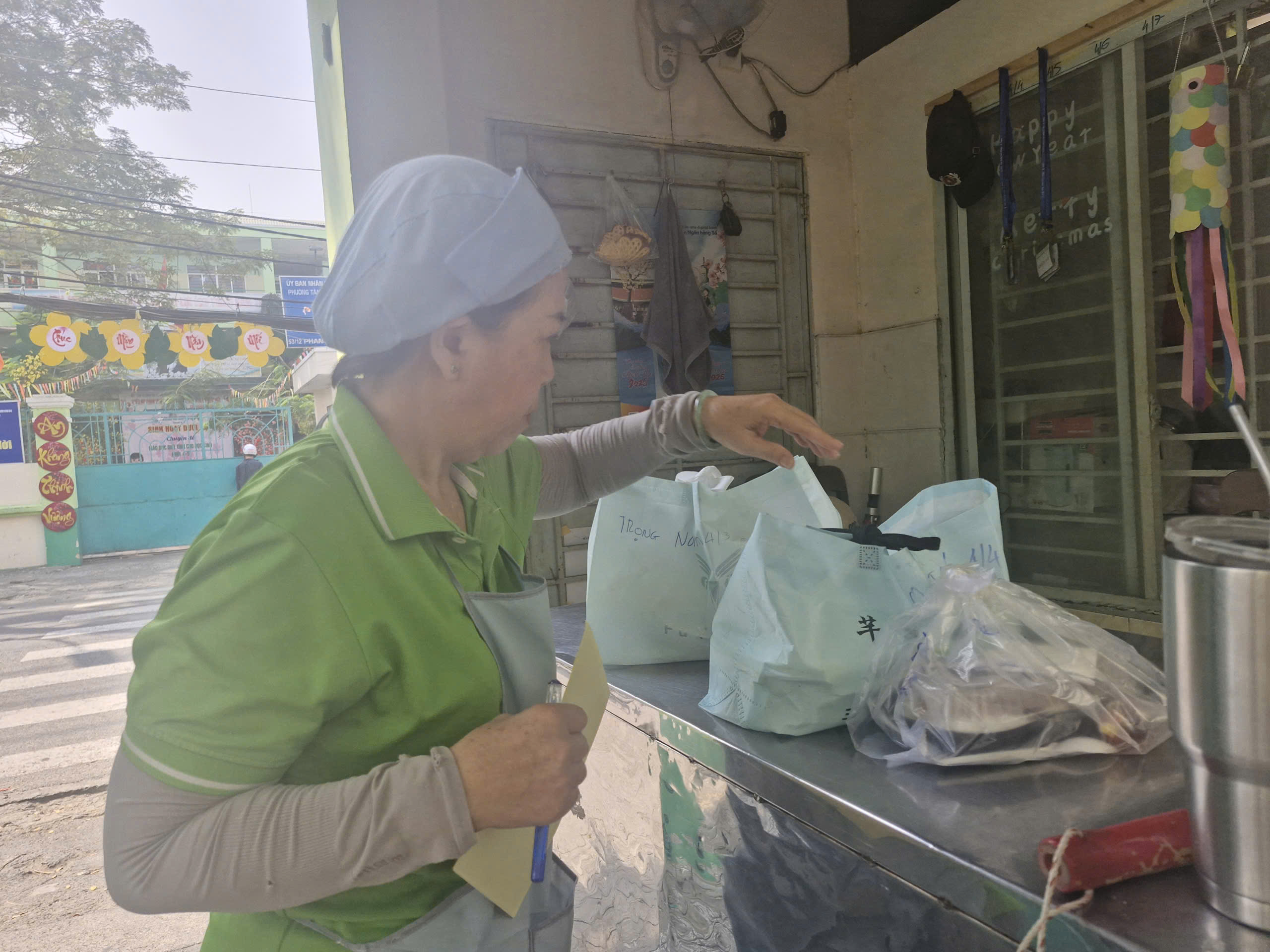 Mang cơm đến trường, phụ huynh bật khóc lo lắng bữa ăn bán trú của con - Ảnh 6.