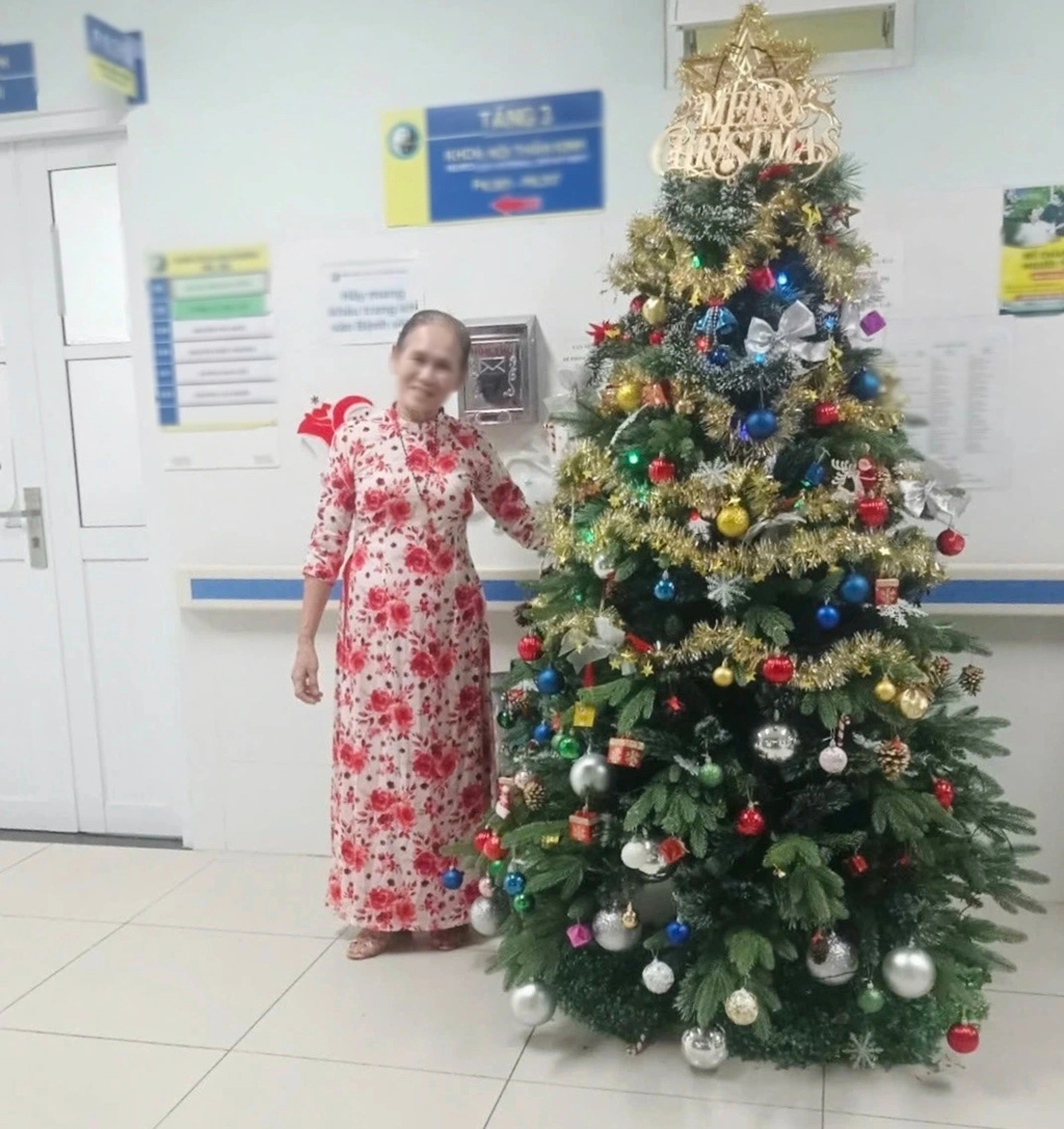 Nghề nuôi bệnh: Chăm hũ tro cốt, lo cơm cúng cho người đã khuất - Ảnh 2.