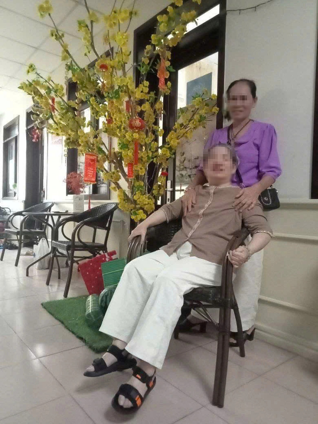 Nghề nuôi bệnh: Chăm hũ tro cốt, lo cơm cúng cho người đã khuất - Ảnh 1.