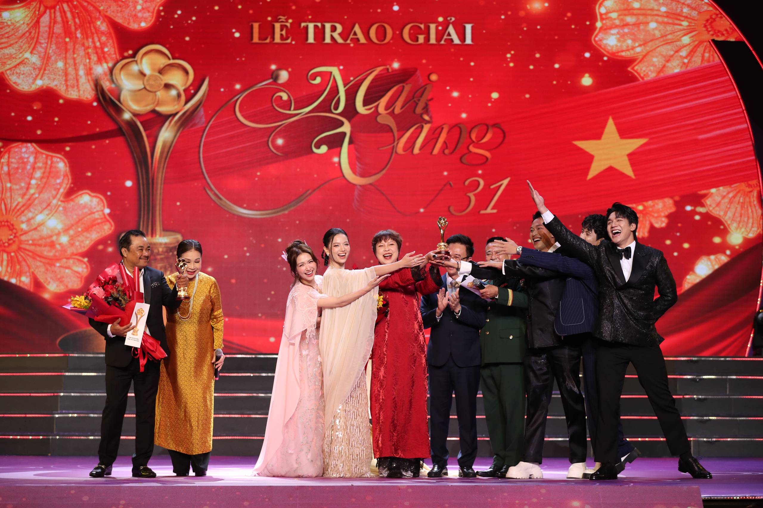 Hòa Minzy 'càn quét' giải thưởng, Lâm Vỹ Dạ là diễn viên sân khấu được yêu thích- Ảnh 3.