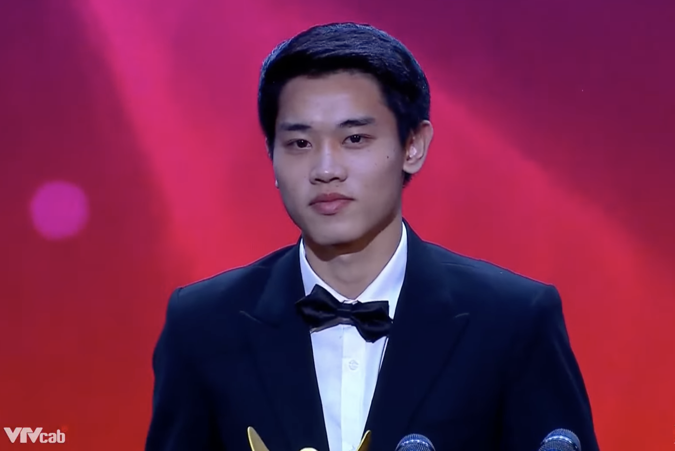 Đình Bắc nhận danh hiệu VĐV trẻ 2025, tiết lộ hành động cực đặc biệt sau khi giành vàng SEA Games 33- Ảnh 1.