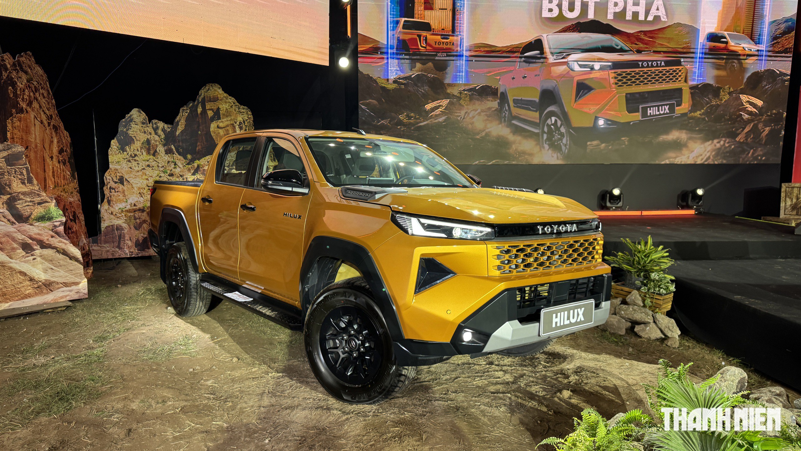 Toyota Hilux bỏ xa Triton, rút khoảng cách với Ranger sau 9 tháng đầu năm - Ảnh 1.