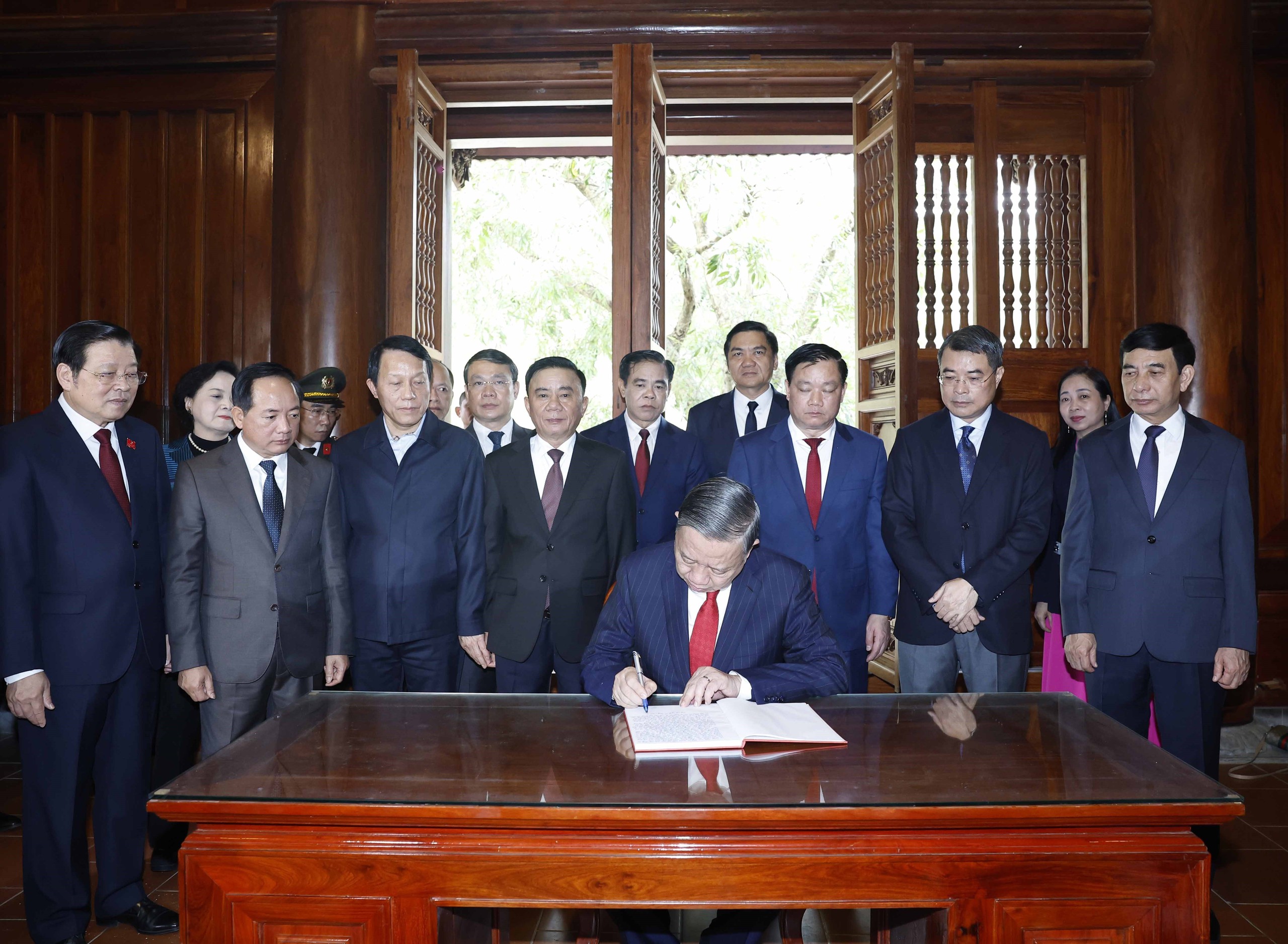 Tổng Bí thư Tô Lâm dâng hương tưởng niệm Chủ tịch Hồ Chí Minh - Ảnh 2.