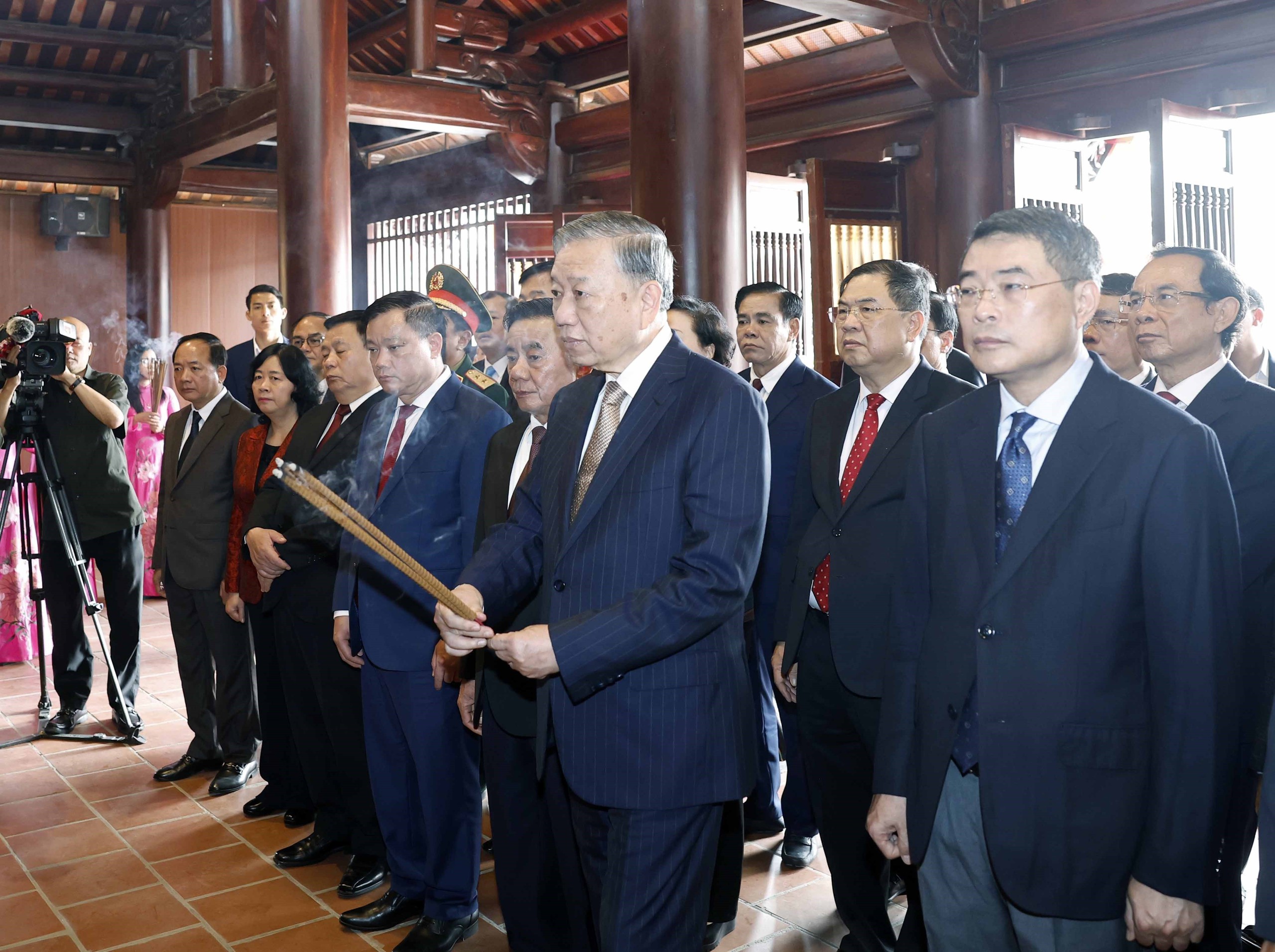 Tổng Bí thư Tô Lâm dâng hương tưởng niệm Chủ tịch Hồ Chí Minh - Ảnh 1.