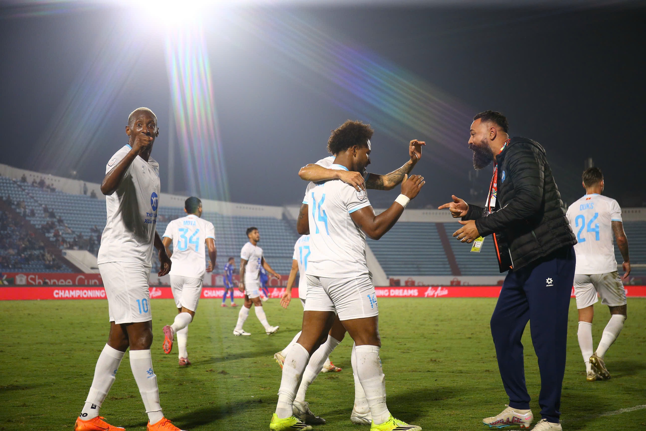 Xu&acirc;n Son ghi b&agrave;n b&ugrave;ng nổ, CLB Nam Định đ&aacute;nh bại Singapore: V&agrave;o b&aacute;n kết giải v&ocirc; địch CLB ASEAN