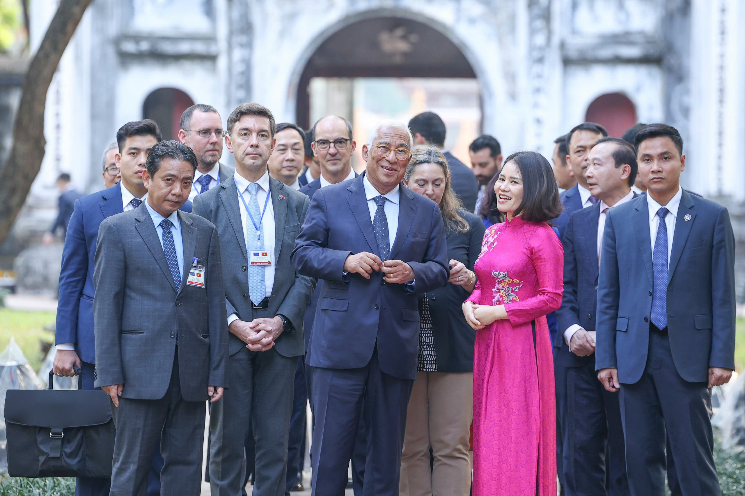 Chủ tịch Hội đồng châu Âu António Costa thăm Văn Miếu - Quốc Tử Giám - Ảnh 1.