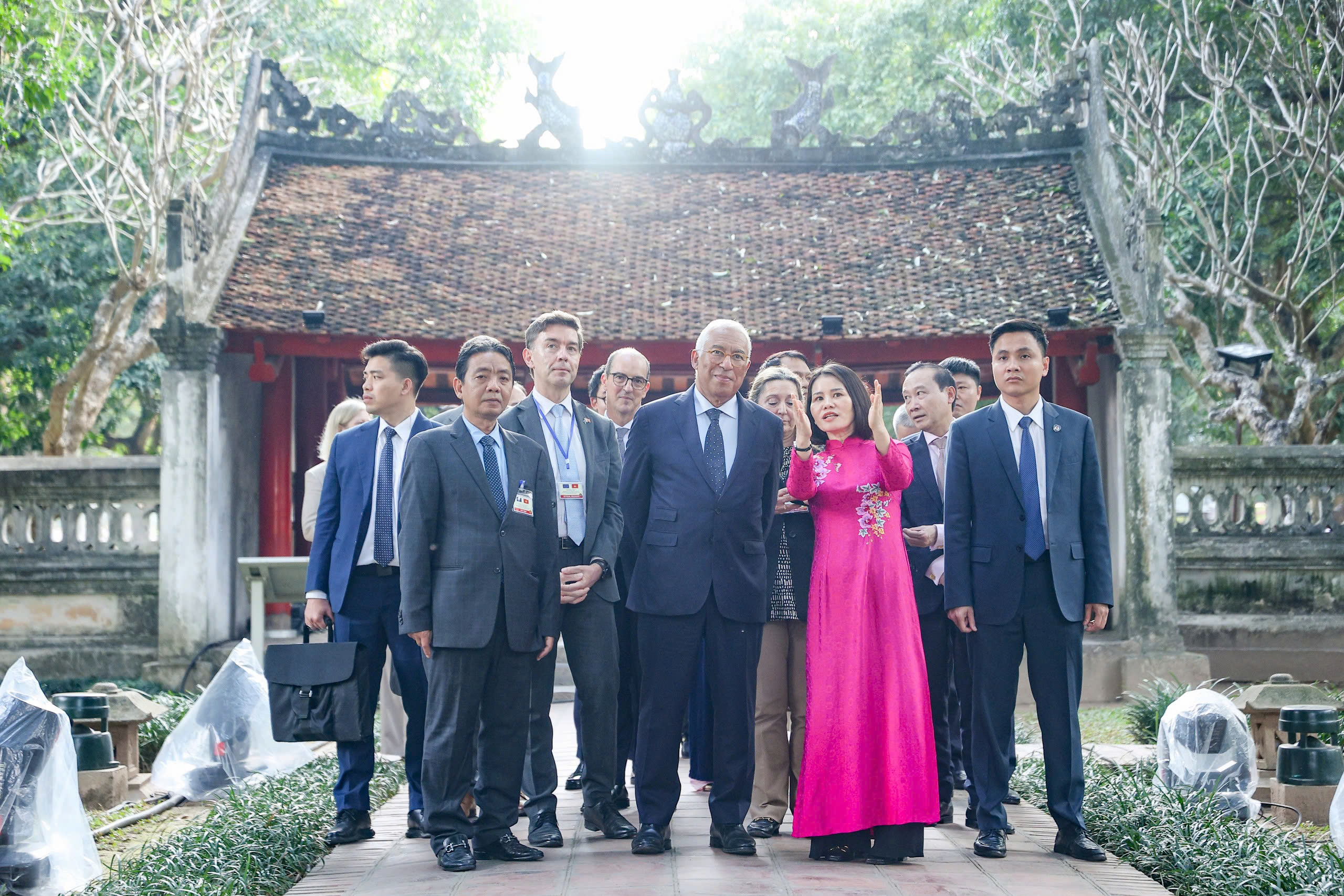 Chủ tịch Hội đồng châu Âu António Costa thăm Văn Miếu - Quốc Tử Giám - Ảnh 2.